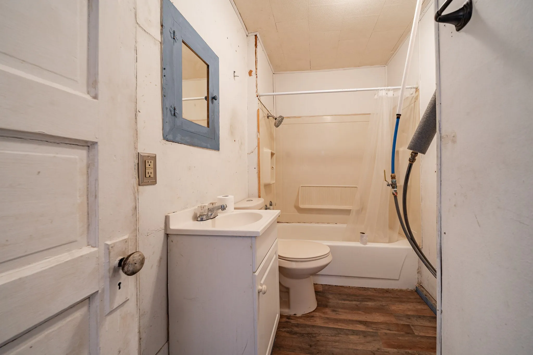 Single Family Residence For Sale in Jones County , 445 S CENTRAL, Hamlin, Texas 79520, 2 Bedroom, 1 Bathroom, Garage spaces, 1,060 Sqft, built in 1930, mls#21380336, Real Estate Agent in Hamlin, Homes For Sale in Jones county, Homes For Sale in Hamlin, Realtor in Hamlin Texas, Real Estate Brokerage Independent Realty Texas, Luminita Cordes Realtor