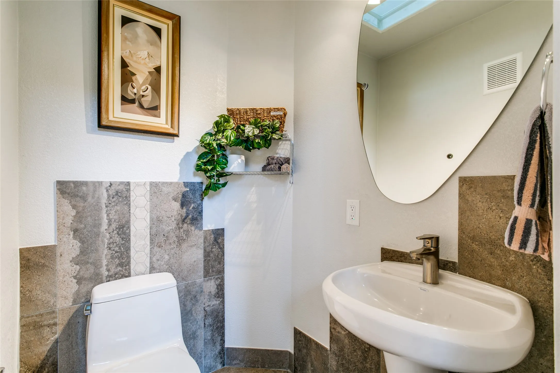 Single Family Residence For Rent in Denton County , 1349 Jasmine Drive, Lewisville, Texas 75077, 3 Bedroom, 3 Bathroom, 2 Garage spaces, 1,625 Sqft, built in 1986, mls#21380330, Real Estate Agent in Lewisville, Homes For Rent in Denton county, Homes For Rent in Lewisville, Realtor in Lewisville Texas, Real Estate Brokerage Independent Realty Texas, Luminita Cordes Realtor