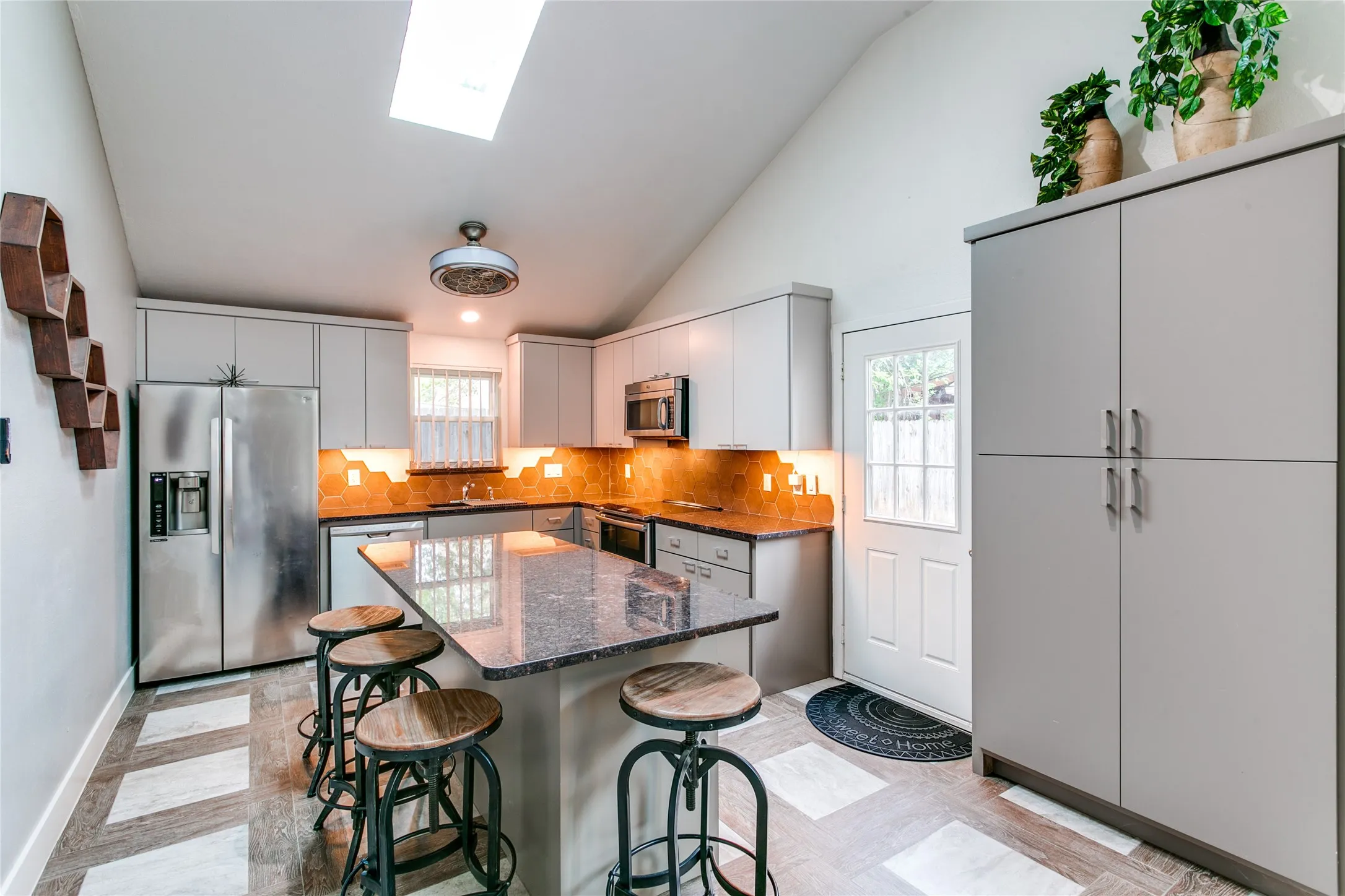 Single Family Residence For Rent in Denton County , 1349 Jasmine Drive, Lewisville, Texas 75077, 3 Bedroom, 3 Bathroom, 2 Garage spaces, 1,625 Sqft, built in 1986, mls#21380330, Real Estate Agent in Lewisville, Homes For Rent in Denton county, Homes For Rent in Lewisville, Realtor in Lewisville Texas, Real Estate Brokerage Independent Realty Texas, Luminita Cordes Realtor