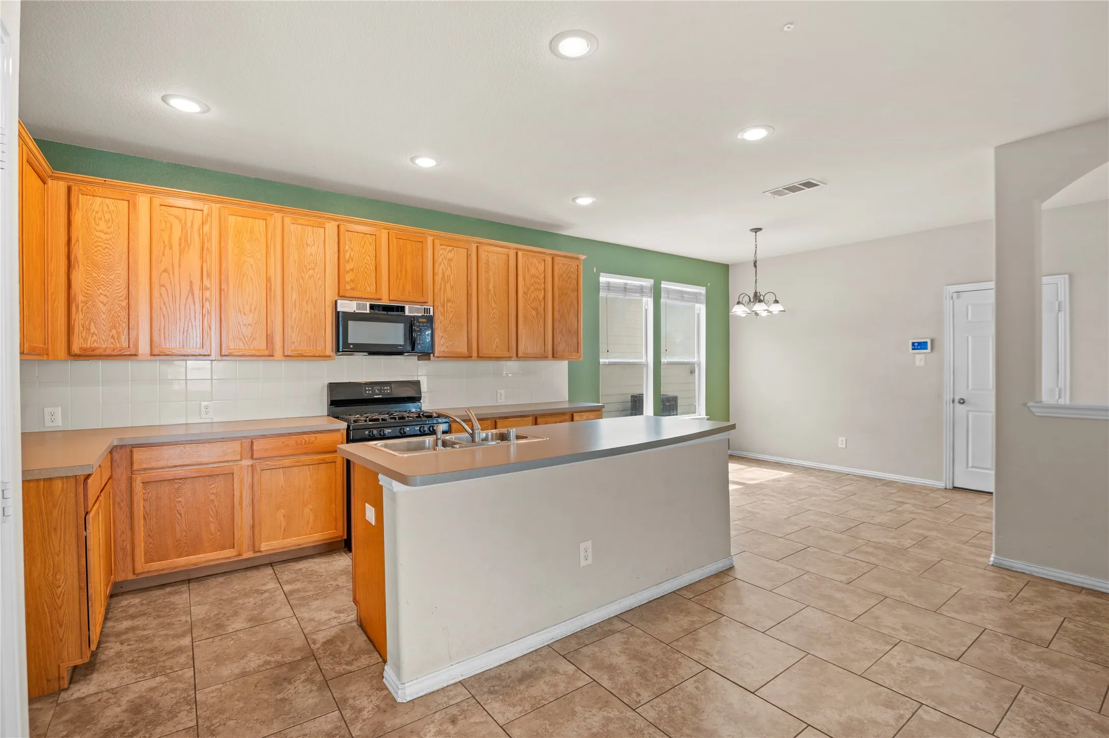 Single Family Residence For Sale in Denton County , 1905 Brown Thrasher Boulevard, Savannah, Texas 76227, 4 Bedroom, 4 Bathroom, 2 Garage spaces, 2,812 Sqft, built in 2004, mls#21380145, Real Estate Agent in Savannah, Homes For Sale in Denton county, Homes For Sale in Savannah, Realtor in Savannah Texas, Real Estate Brokerage Independent Realty Texas, Luminita Cordes Realtor