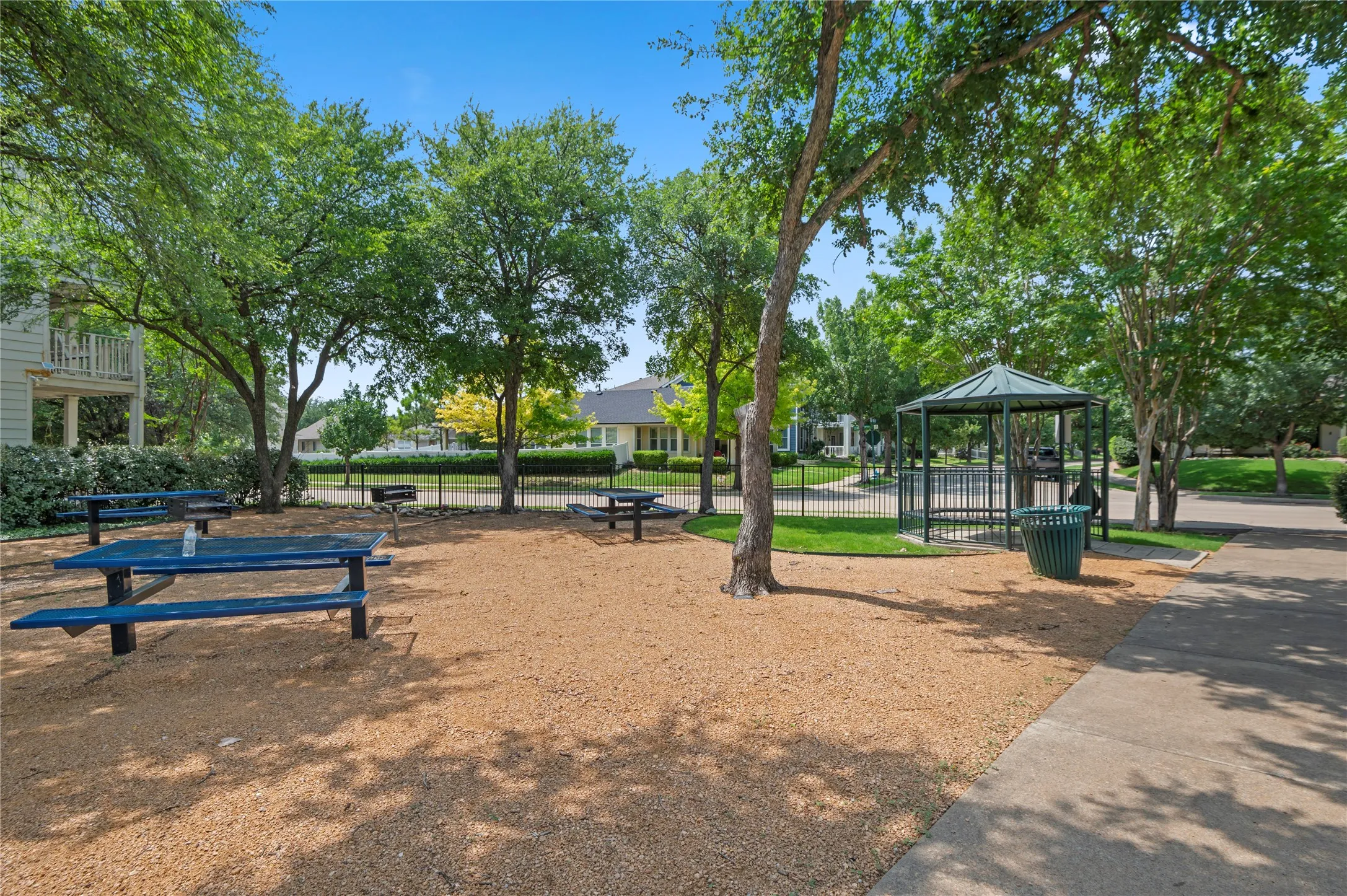 Single Family Residence For Sale in Denton County , 1905 Brown Thrasher Boulevard, Savannah, Texas 76227, 4 Bedroom, 4 Bathroom, 2 Garage spaces, 2,812 Sqft, built in 2004, mls#21380145, Real Estate Agent in Savannah, Homes For Sale in Denton county, Homes For Sale in Savannah, Realtor in Savannah Texas, Real Estate Brokerage Independent Realty Texas, Luminita Cordes Realtor