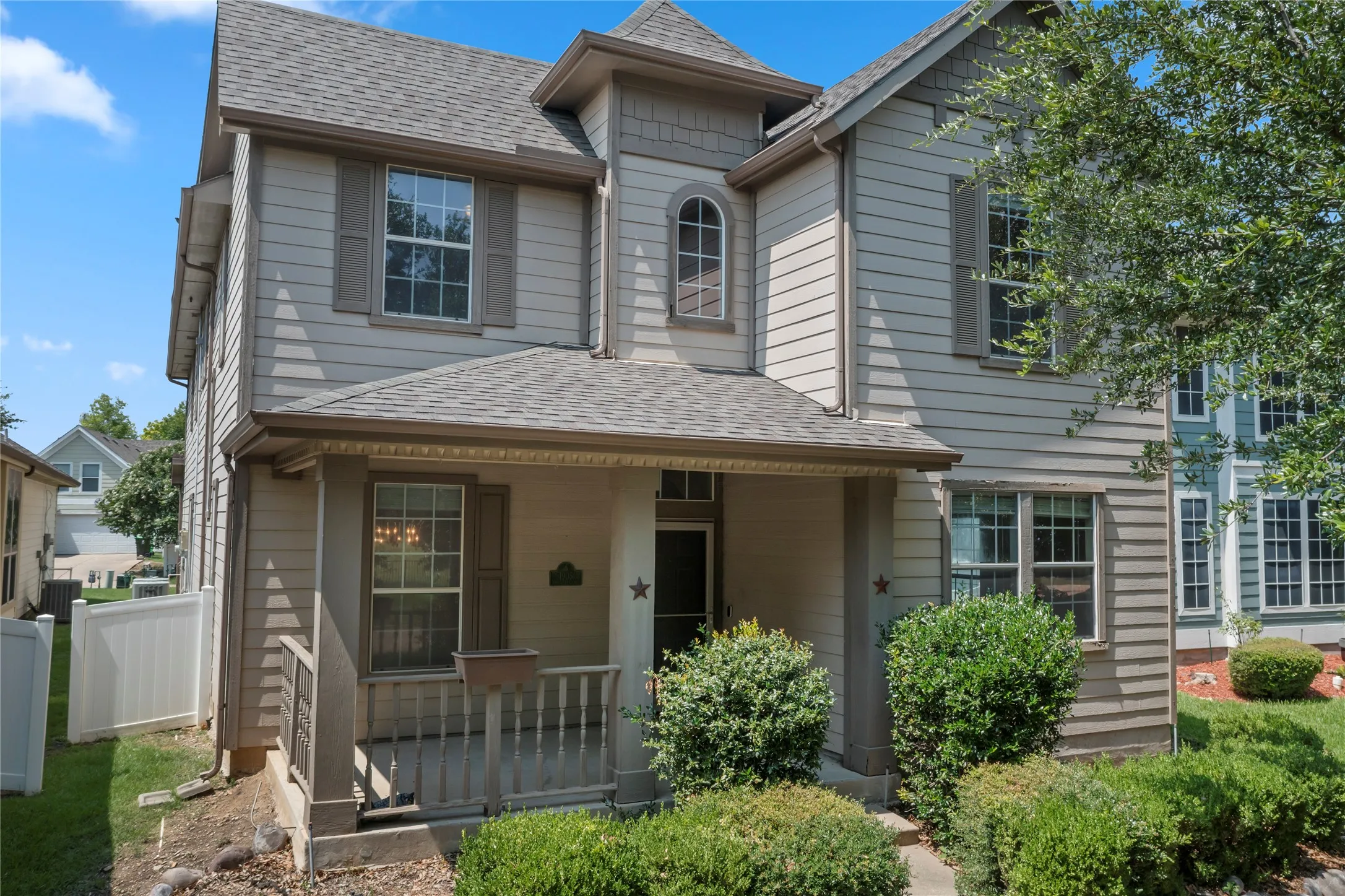 Single Family Residence For Sale in Denton County , 1905 Brown Thrasher Boulevard, Savannah, Texas 76227, 4 Bedroom, 4 Bathroom, 2 Garage spaces, 2,812 Sqft, built in 2004, mls#21380145, Real Estate Agent in Savannah, Homes For Sale in Denton county, Homes For Sale in Savannah, Realtor in Savannah Texas, Real Estate Brokerage Independent Realty Texas, Luminita Cordes Realtor