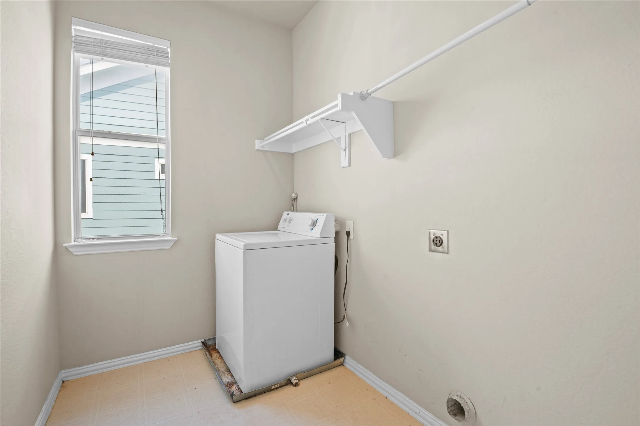 Single Family Residence For Sale in Denton County , 1905 Brown Thrasher Boulevard, Savannah, Texas 76227, 4 Bedroom, 4 Bathroom, 2 Garage spaces, 2,812 Sqft, built in 2004, mls#21380145, Real Estate Agent in Savannah, Homes For Sale in Denton county, Homes For Sale in Savannah, Realtor in Savannah Texas, Real Estate Brokerage Independent Realty Texas, Luminita Cordes Realtor