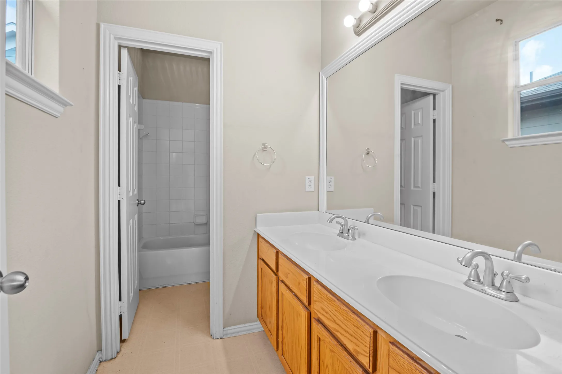 Single Family Residence For Sale in Denton County , 1905 Brown Thrasher Boulevard, Savannah, Texas 76227, 4 Bedroom, 4 Bathroom, 2 Garage spaces, 2,812 Sqft, built in 2004, mls#21380145, Real Estate Agent in Savannah, Homes For Sale in Denton county, Homes For Sale in Savannah, Realtor in Savannah Texas, Real Estate Brokerage Independent Realty Texas, Luminita Cordes Realtor