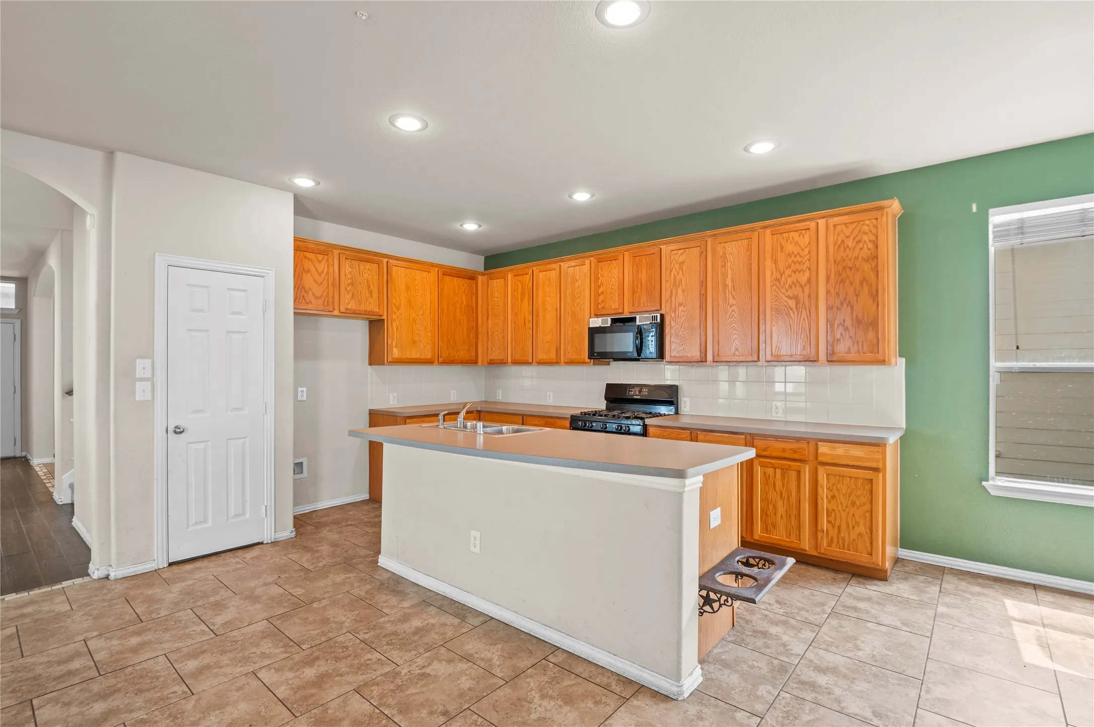 Single Family Residence For Sale in Denton County , 1905 Brown Thrasher Boulevard, Savannah, Texas 76227, 4 Bedroom, 4 Bathroom, 2 Garage spaces, 2,812 Sqft, built in 2004, mls#21380145, Real Estate Agent in Savannah, Homes For Sale in Denton county, Homes For Sale in Savannah, Realtor in Savannah Texas, Real Estate Brokerage Independent Realty Texas, Luminita Cordes Realtor