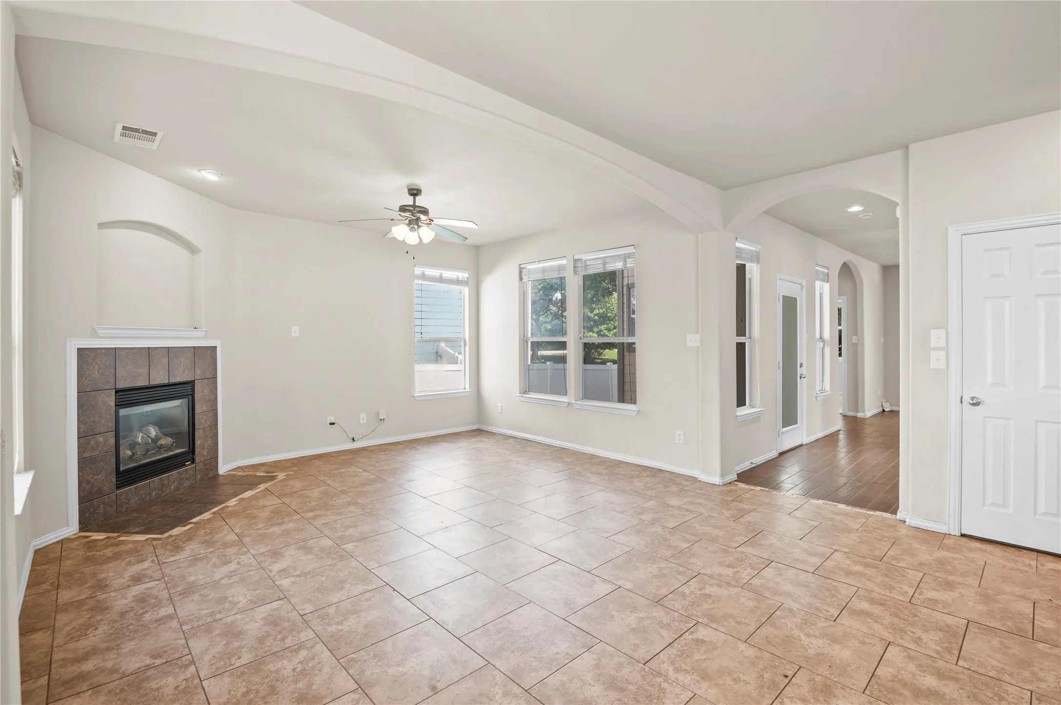 Single Family Residence For Sale in Denton County , 1905 Brown Thrasher Boulevard, Savannah, Texas 76227, 4 Bedroom, 4 Bathroom, 2 Garage spaces, 2,812 Sqft, built in 2004, mls#21380145, Real Estate Agent in Savannah, Homes For Sale in Denton county, Homes For Sale in Savannah, Realtor in Savannah Texas, Real Estate Brokerage Independent Realty Texas, Luminita Cordes Realtor