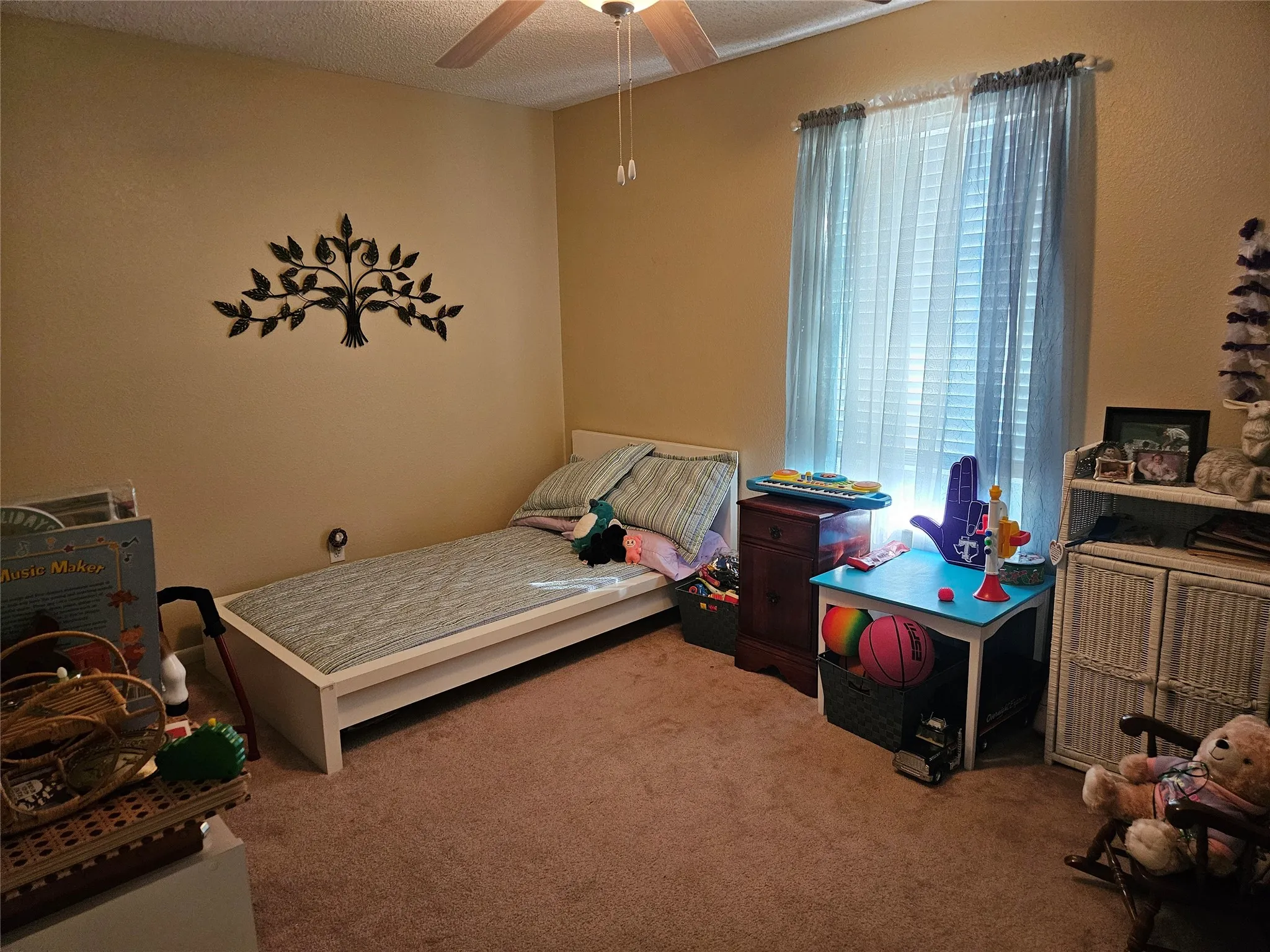Carpeted flooring, ceiling fan, window with blinds, and neutral wall tones