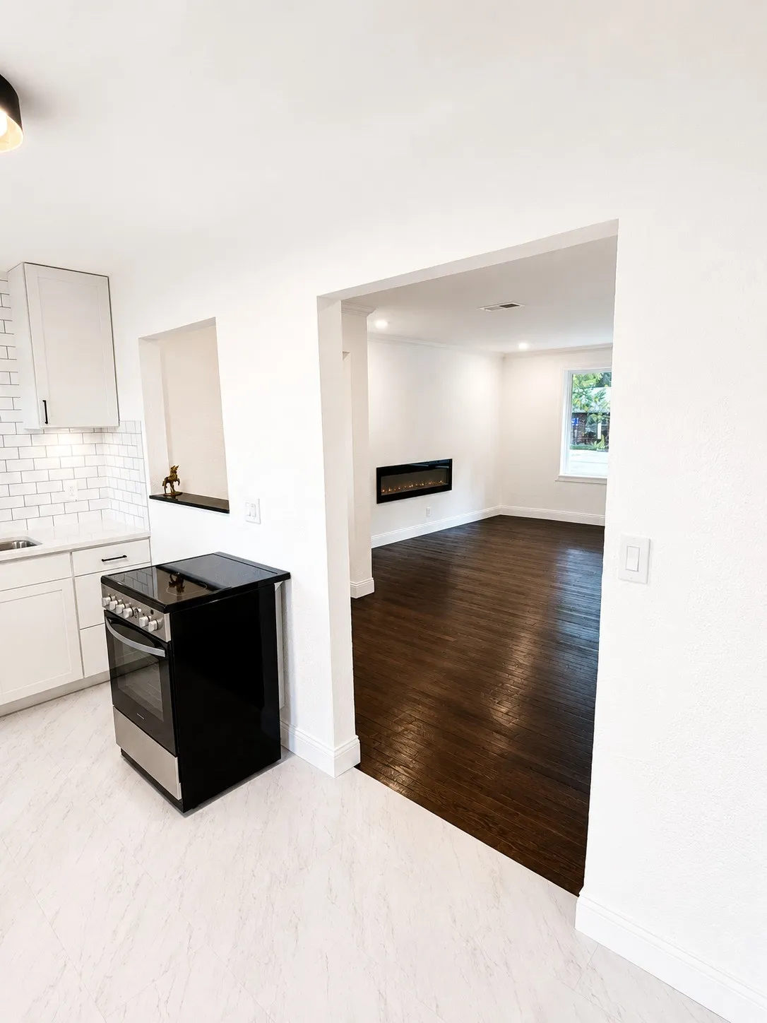 Single Family Residence For Sale in Tarrant County , 220 Sky Acres Drive, Westworth Village, Texas 76114, 2 Bedroom, 1 Bathroom, 1 Garage spaces, 924 Sqft, built in 1952, mls#21380322, Real Estate Agent in Westworth Village, Homes For Sale in Tarrant county, Homes For Sale in Westworth Village, Realtor in Westworth Village Texas, Real Estate Brokerage Independent Realty Texas, Luminita Cordes Realtor