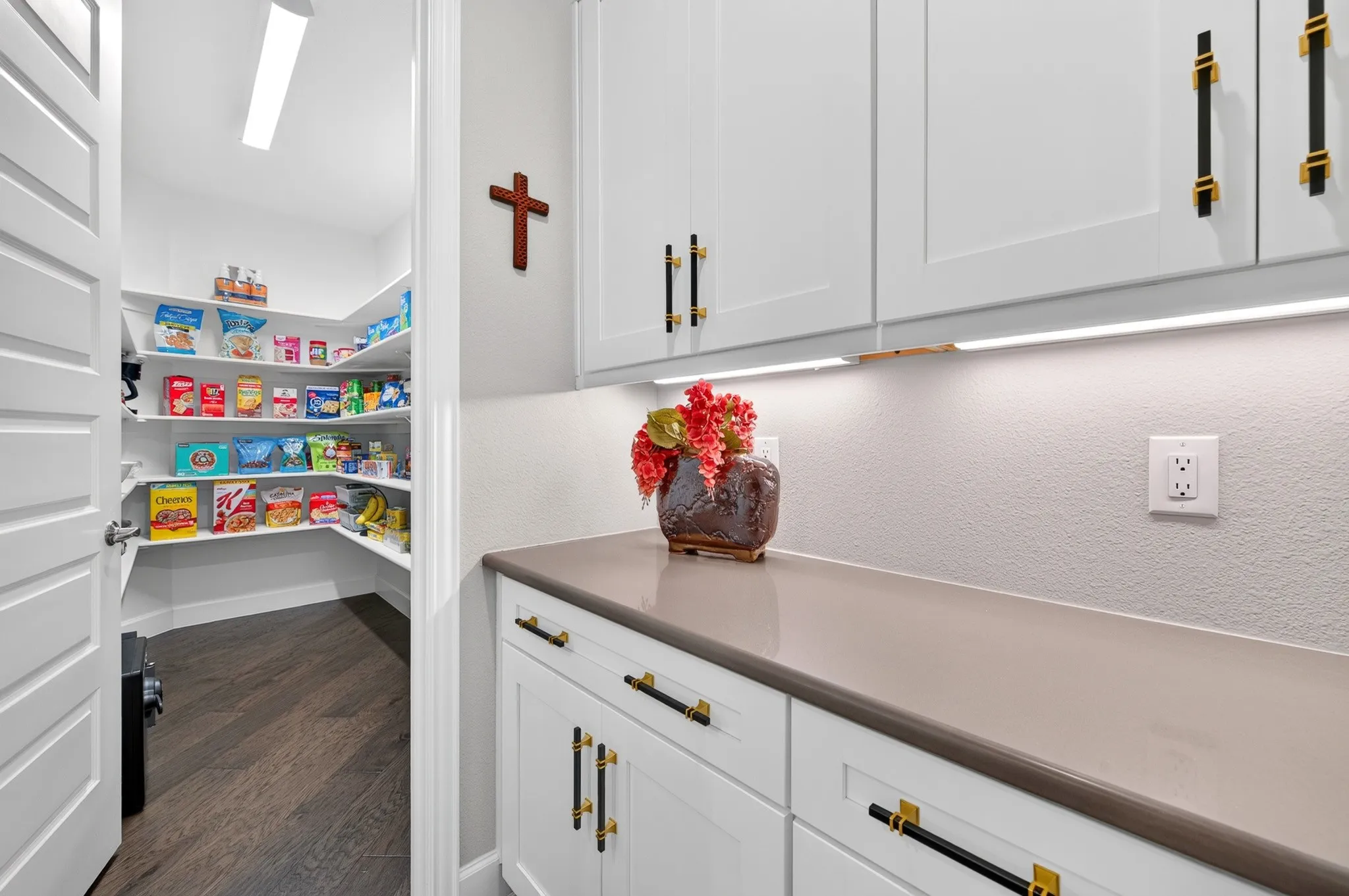 Single Family Residence For Sale in Denton County , 8801 Basanite Avenue, Denton, Texas 76207, 2 Bedroom, 3 Bathroom, 3 Garage spaces, 2,547 Sqft, built in 2022, mls#21379873, Real Estate Agent in Denton, Homes For Sale in Denton county, Homes For Sale in Denton, Realtor in Denton Texas, Real Estate Brokerage Independent Realty Texas, Luminita Cordes Realtor