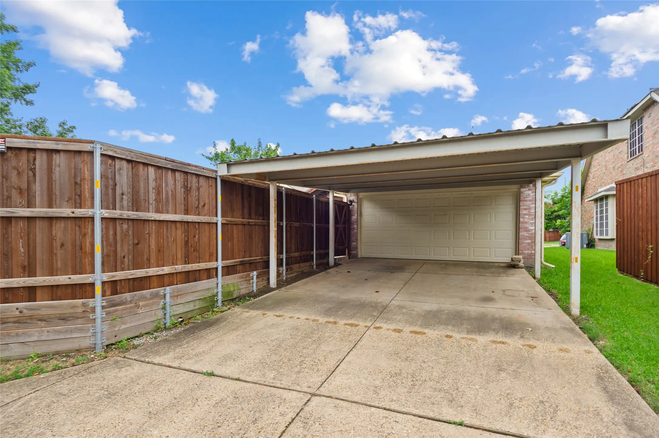 Single Family Residence For Rent in Dallas County , 2726 Crosslands Drive, Garland, Texas 75040, 3 Bedroom, 2 Bathroom, 2 Garage spaces, 1,694 Sqft, built in 1990, mls#21379216, Real Estate Agent in Garland, Homes For Rent in Dallas county, Homes For Rent in Garland, Realtor in Garland Texas, Real Estate Brokerage Independent Realty Texas, Luminita Cordes Realtor