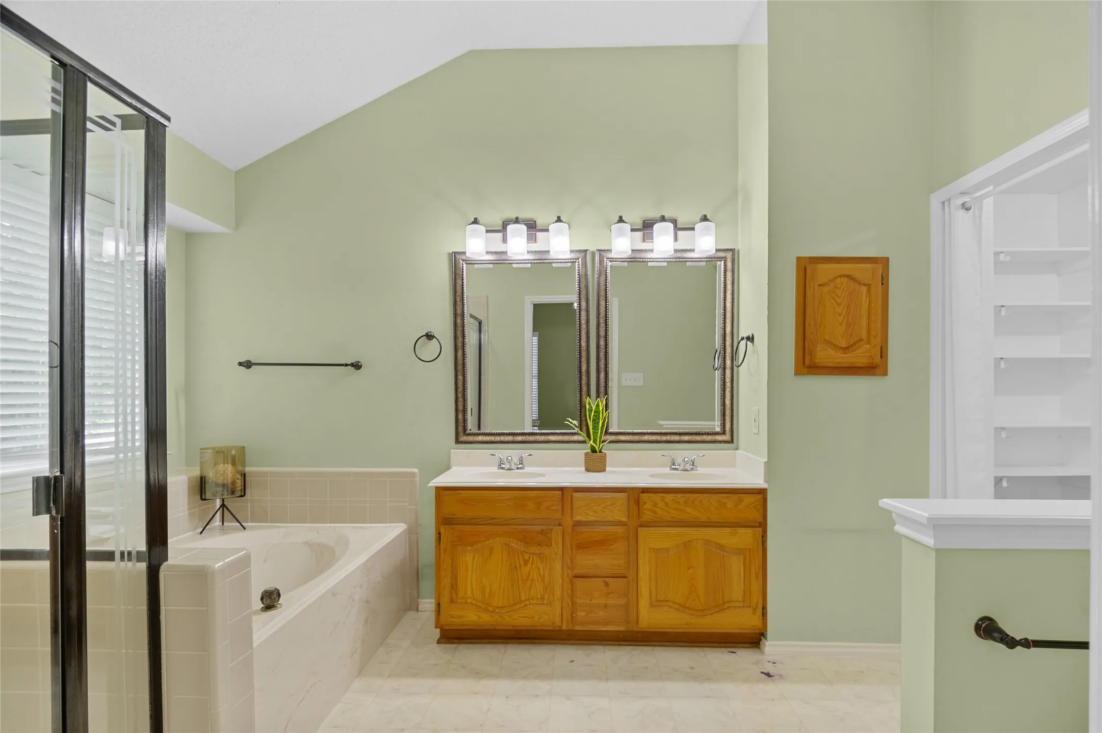 Single Family Residence For Rent in Dallas County , 2726 Crosslands Drive, Garland, Texas 75040, 3 Bedroom, 2 Bathroom, 2 Garage spaces, 1,694 Sqft, built in 1990, mls#21379216, Real Estate Agent in Garland, Homes For Rent in Dallas county, Homes For Rent in Garland, Realtor in Garland Texas, Real Estate Brokerage Independent Realty Texas, Luminita Cordes Realtor