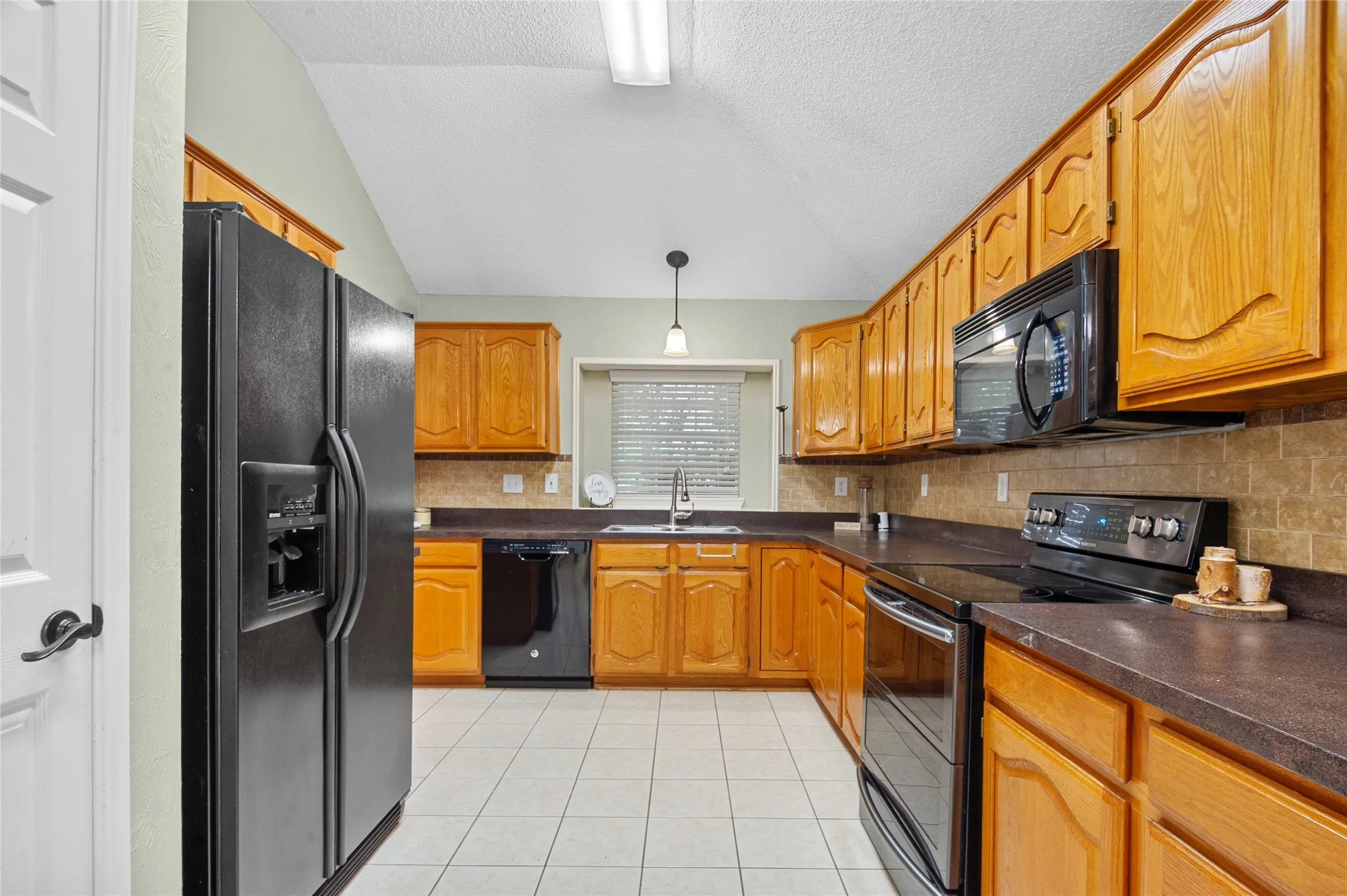 Single Family Residence For Rent in Dallas County , 2726 Crosslands Drive, Garland, Texas 75040, 3 Bedroom, 2 Bathroom, 2 Garage spaces, 1,694 Sqft, built in 1990, mls#21379216, Real Estate Agent in Garland, Homes For Rent in Dallas county, Homes For Rent in Garland, Realtor in Garland Texas, Real Estate Brokerage Independent Realty Texas, Luminita Cordes Realtor