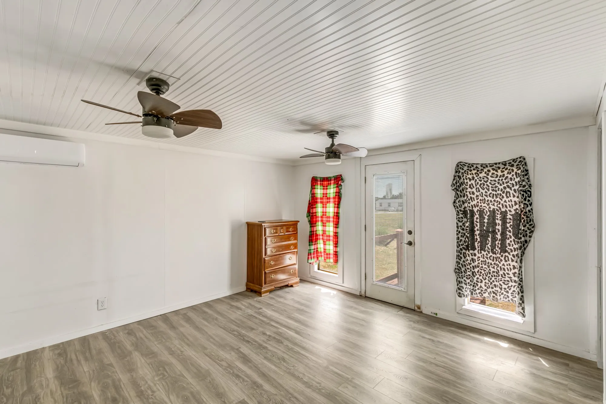 Mobile Home For Sale in Parker County , 206 Creekview Meadows Court, Springtown, Texas 76082, 3 Bedroom, 2 Bathroom, Garage spaces, 1,216 Sqft, built in 2001, mls#21380408, Real Estate Agent in Springtown, Homes For Sale in Parker county, Homes For Sale in Springtown, Realtor in Springtown Texas, Real Estate Brokerage Independent Realty Texas, Luminita Cordes Realtor