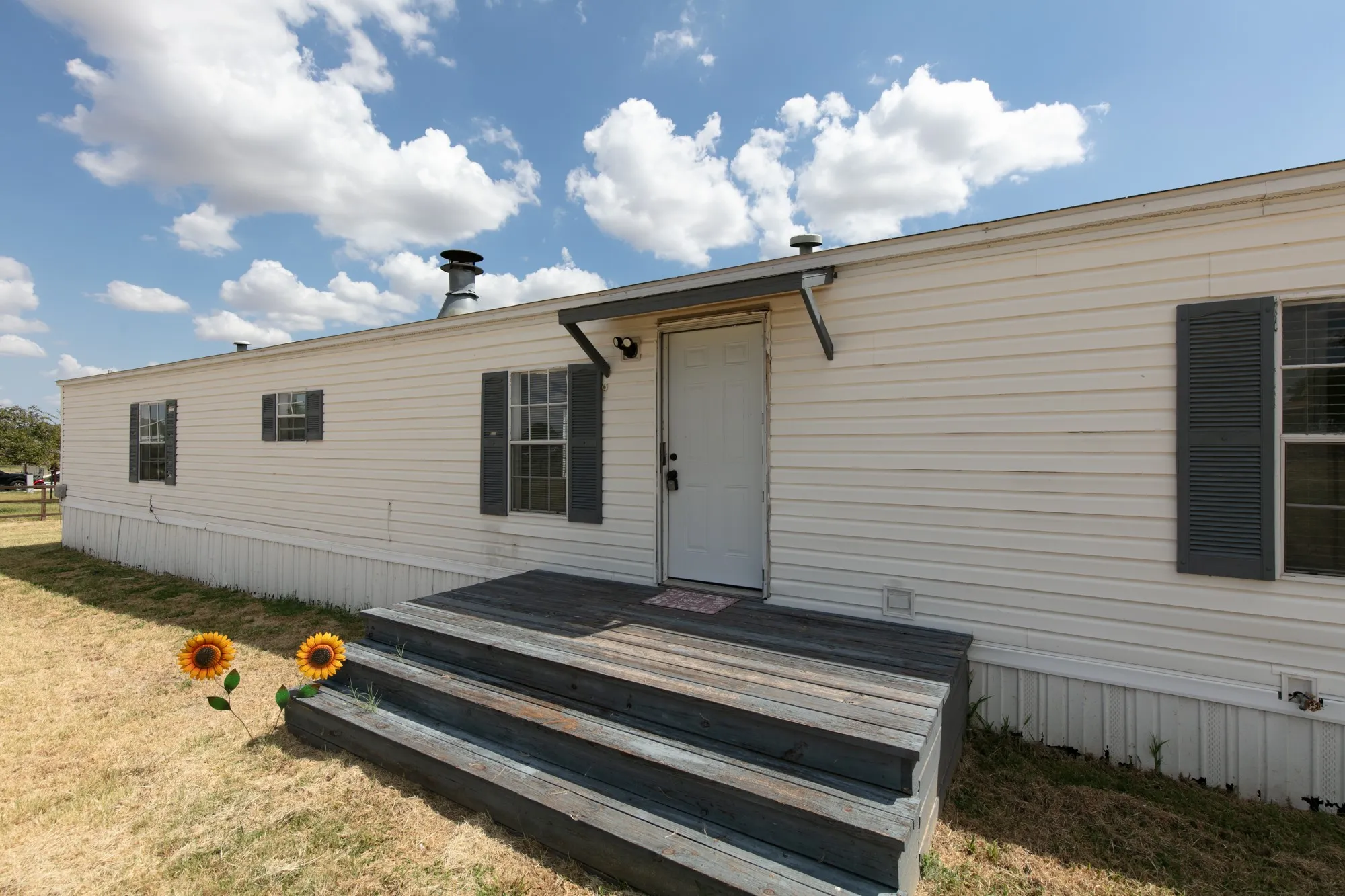 Mobile Home For Sale in Parker County , 206 Creekview Meadows Court, Springtown, Texas 76082, 3 Bedroom, 2 Bathroom, Garage spaces, 1,216 Sqft, built in 2001, mls#21380408, Real Estate Agent in Springtown, Homes For Sale in Parker county, Homes For Sale in Springtown, Realtor in Springtown Texas, Real Estate Brokerage Independent Realty Texas, Luminita Cordes Realtor