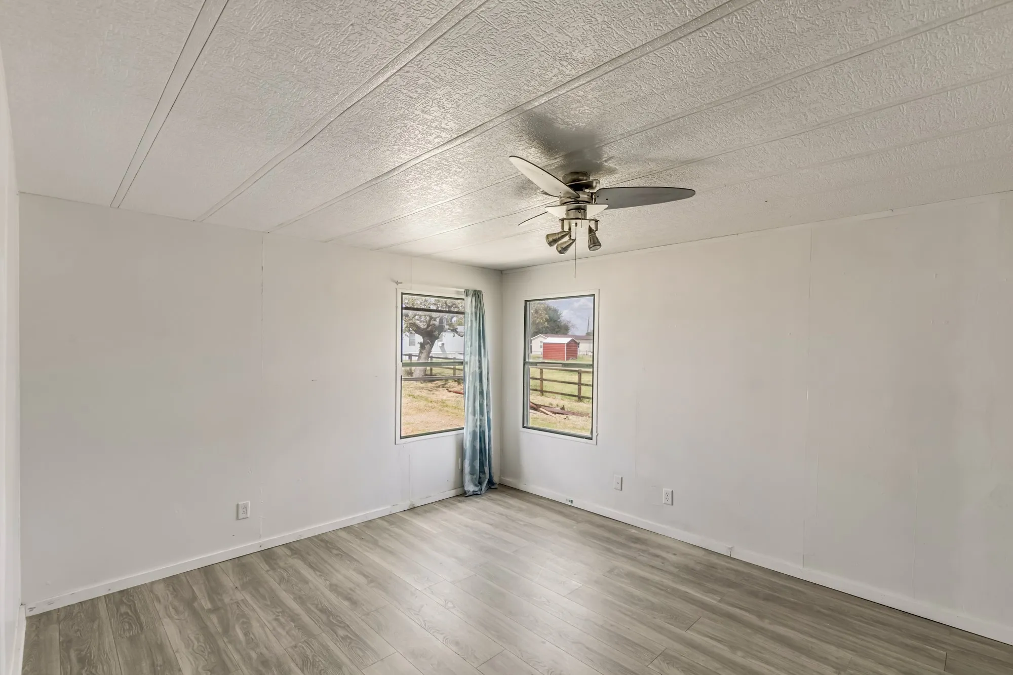 Mobile Home For Sale in Parker County , 206 Creekview Meadows Court, Springtown, Texas 76082, 3 Bedroom, 2 Bathroom, Garage spaces, 1,216 Sqft, built in 2001, mls#21380408, Real Estate Agent in Springtown, Homes For Sale in Parker county, Homes For Sale in Springtown, Realtor in Springtown Texas, Real Estate Brokerage Independent Realty Texas, Luminita Cordes Realtor