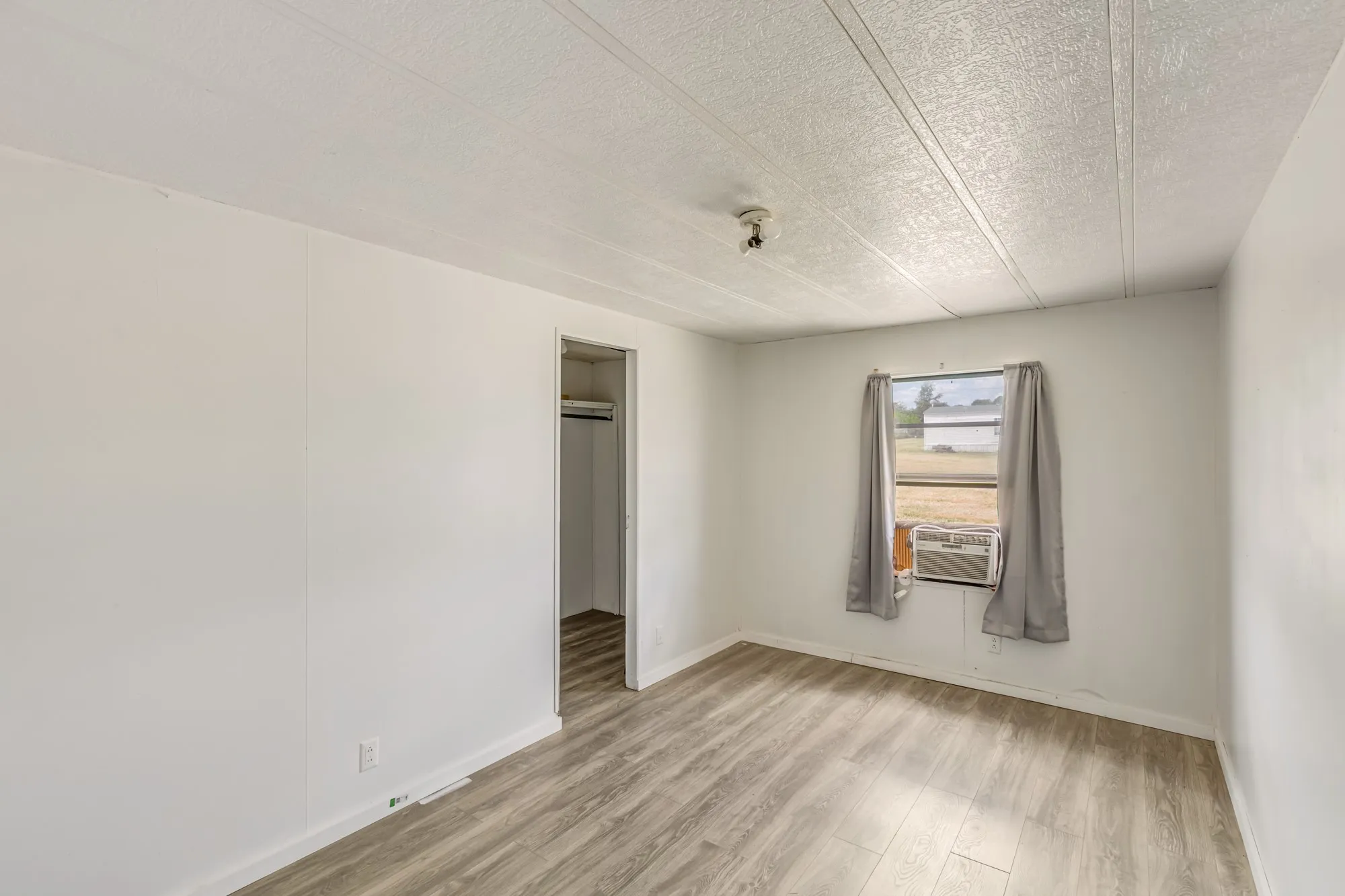 Mobile Home For Sale in Parker County , 206 Creekview Meadows Court, Springtown, Texas 76082, 3 Bedroom, 2 Bathroom, Garage spaces, 1,216 Sqft, built in 2001, mls#21380408, Real Estate Agent in Springtown, Homes For Sale in Parker county, Homes For Sale in Springtown, Realtor in Springtown Texas, Real Estate Brokerage Independent Realty Texas, Luminita Cordes Realtor
