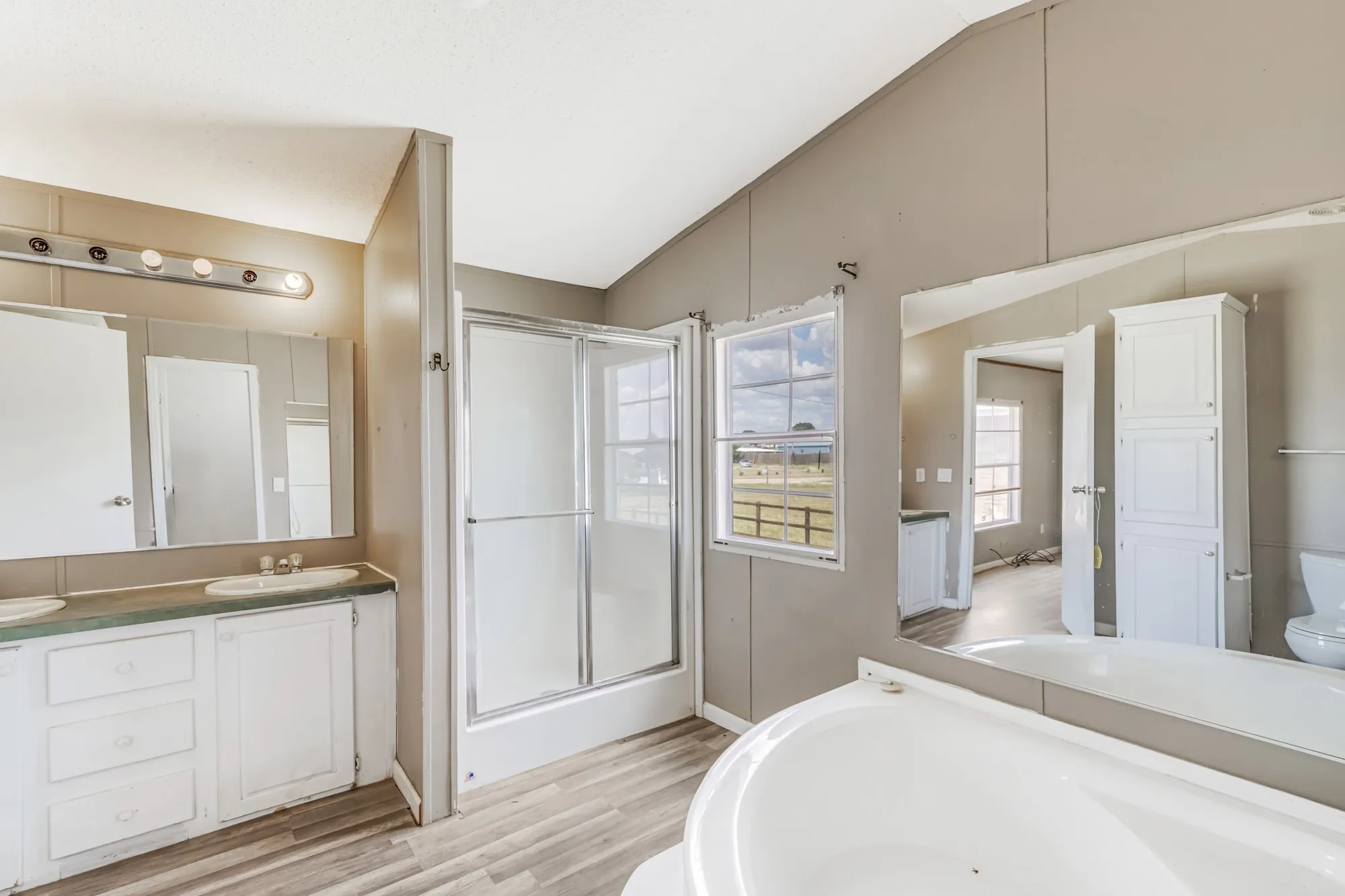 Mobile Home For Sale in Parker County , 206 Creekview Meadows Court, Springtown, Texas 76082, 3 Bedroom, 2 Bathroom, Garage spaces, 1,216 Sqft, built in 2001, mls#21380408, Real Estate Agent in Springtown, Homes For Sale in Parker county, Homes For Sale in Springtown, Realtor in Springtown Texas, Real Estate Brokerage Independent Realty Texas, Luminita Cordes Realtor