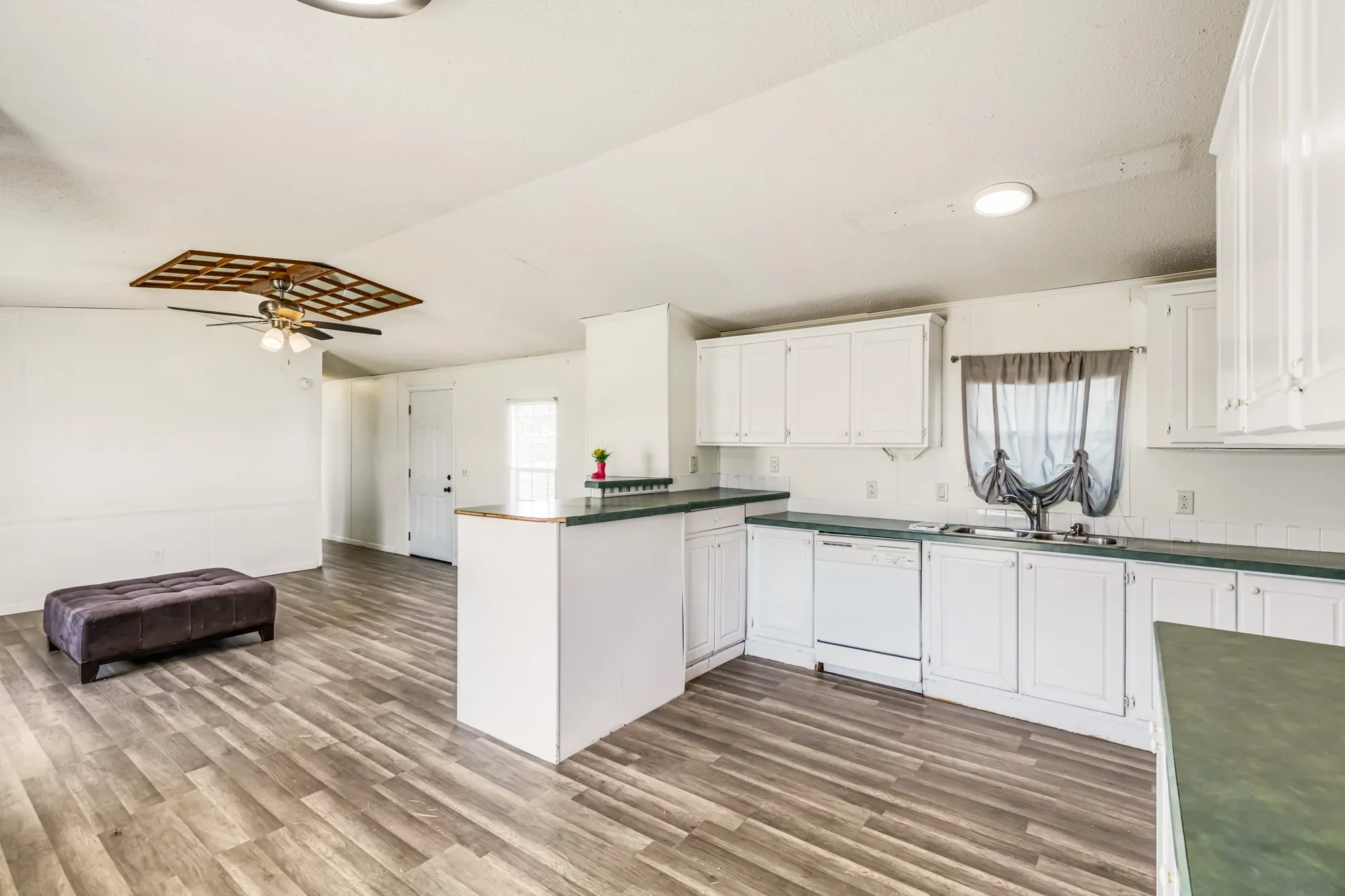 Mobile Home For Sale in Parker County , 206 Creekview Meadows Court, Springtown, Texas 76082, 3 Bedroom, 2 Bathroom, Garage spaces, 1,216 Sqft, built in 2001, mls#21380408, Real Estate Agent in Springtown, Homes For Sale in Parker county, Homes For Sale in Springtown, Realtor in Springtown Texas, Real Estate Brokerage Independent Realty Texas, Luminita Cordes Realtor
