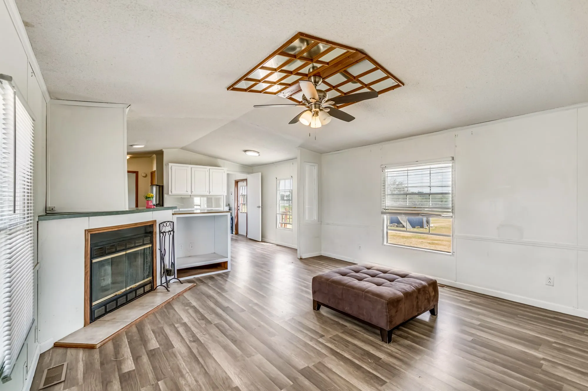 Mobile Home For Sale in Parker County , 206 Creekview Meadows Court, Springtown, Texas 76082, 3 Bedroom, 2 Bathroom, Garage spaces, 1,216 Sqft, built in 2001, mls#21380408, Real Estate Agent in Springtown, Homes For Sale in Parker county, Homes For Sale in Springtown, Realtor in Springtown Texas, Real Estate Brokerage Independent Realty Texas, Luminita Cordes Realtor