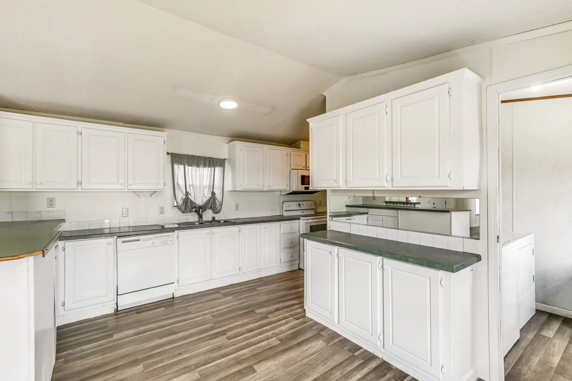 Mobile Home For Sale in Parker County , 206 Creekview Meadows Court, Springtown, Texas 76082, 3 Bedroom, 2 Bathroom, Garage spaces, 1,216 Sqft, built in 2001, mls#21380408, Real Estate Agent in Springtown, Homes For Sale in Parker county, Homes For Sale in Springtown, Realtor in Springtown Texas, Real Estate Brokerage Independent Realty Texas, Luminita Cordes Realtor