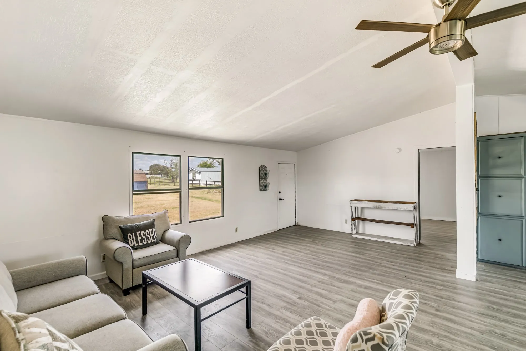 Mobile Home For Sale in Parker County , 206 Creekview Meadows Court, Springtown, Texas 76082, 3 Bedroom, 2 Bathroom, Garage spaces, 1,216 Sqft, built in 2001, mls#21380408, Real Estate Agent in Springtown, Homes For Sale in Parker county, Homes For Sale in Springtown, Realtor in Springtown Texas, Real Estate Brokerage Independent Realty Texas, Luminita Cordes Realtor