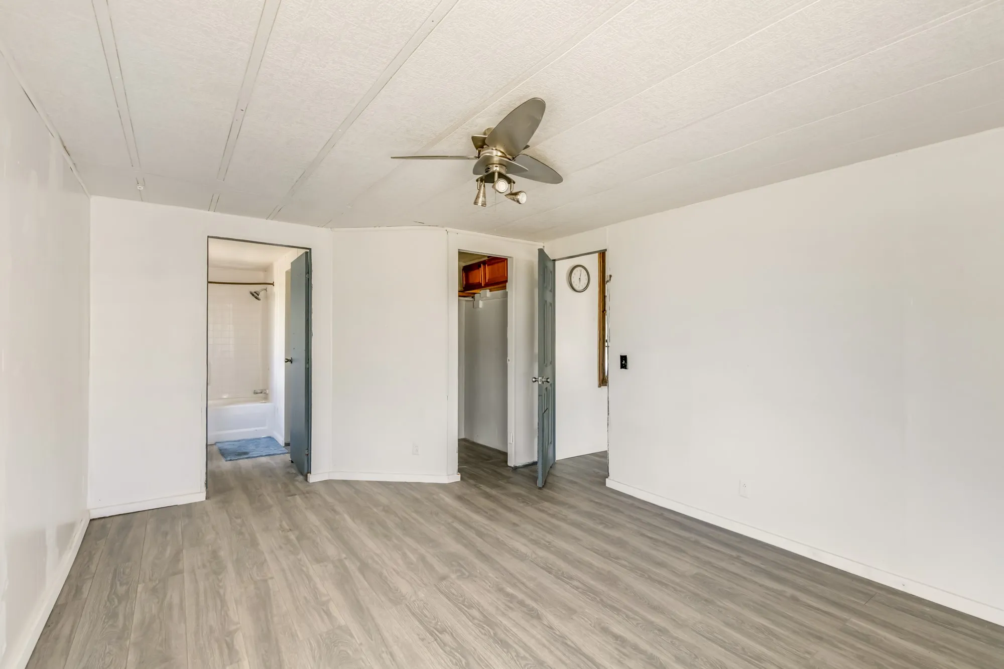 Mobile Home For Sale in Parker County , 206 Creekview Meadows Court, Springtown, Texas 76082, 3 Bedroom, 2 Bathroom, Garage spaces, 1,216 Sqft, built in 2001, mls#21380408, Real Estate Agent in Springtown, Homes For Sale in Parker county, Homes For Sale in Springtown, Realtor in Springtown Texas, Real Estate Brokerage Independent Realty Texas, Luminita Cordes Realtor