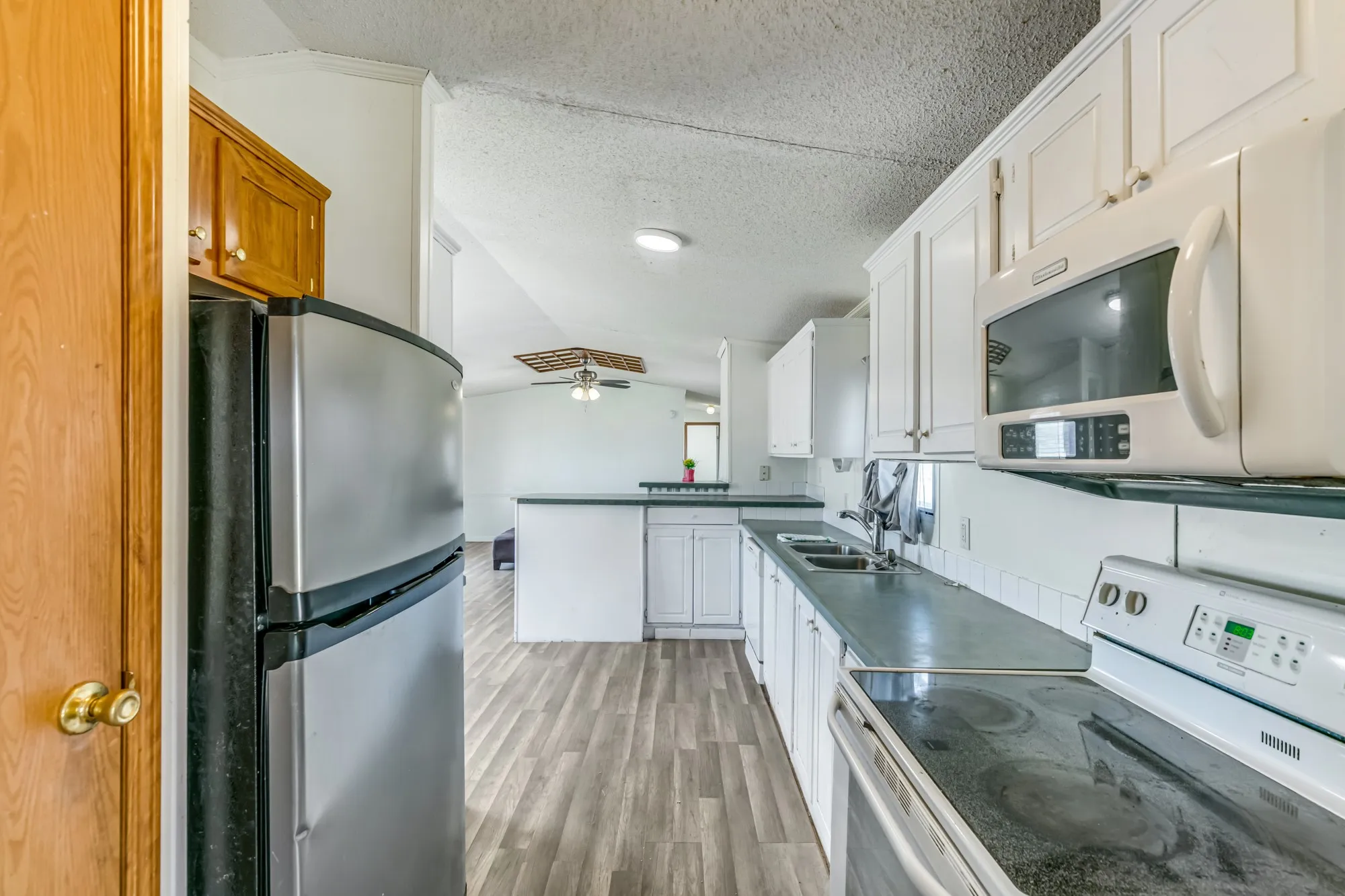 Mobile Home For Sale in Parker County , 206 Creekview Meadows Court, Springtown, Texas 76082, 3 Bedroom, 2 Bathroom, Garage spaces, 1,216 Sqft, built in 2001, mls#21380408, Real Estate Agent in Springtown, Homes For Sale in Parker county, Homes For Sale in Springtown, Realtor in Springtown Texas, Real Estate Brokerage Independent Realty Texas, Luminita Cordes Realtor