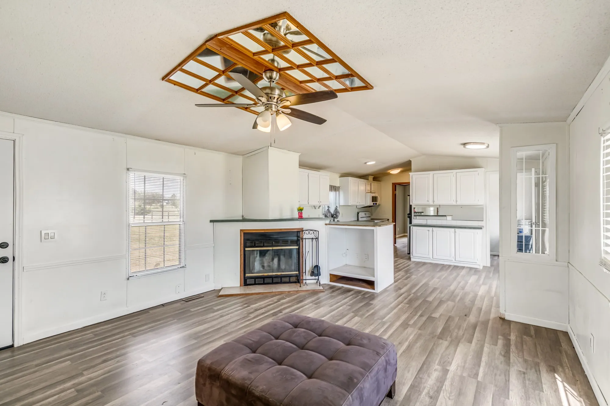 Mobile Home For Sale in Parker County , 206 Creekview Meadows Court, Springtown, Texas 76082, 3 Bedroom, 2 Bathroom, Garage spaces, 1,216 Sqft, built in 2001, mls#21380408, Real Estate Agent in Springtown, Homes For Sale in Parker county, Homes For Sale in Springtown, Realtor in Springtown Texas, Real Estate Brokerage Independent Realty Texas, Luminita Cordes Realtor