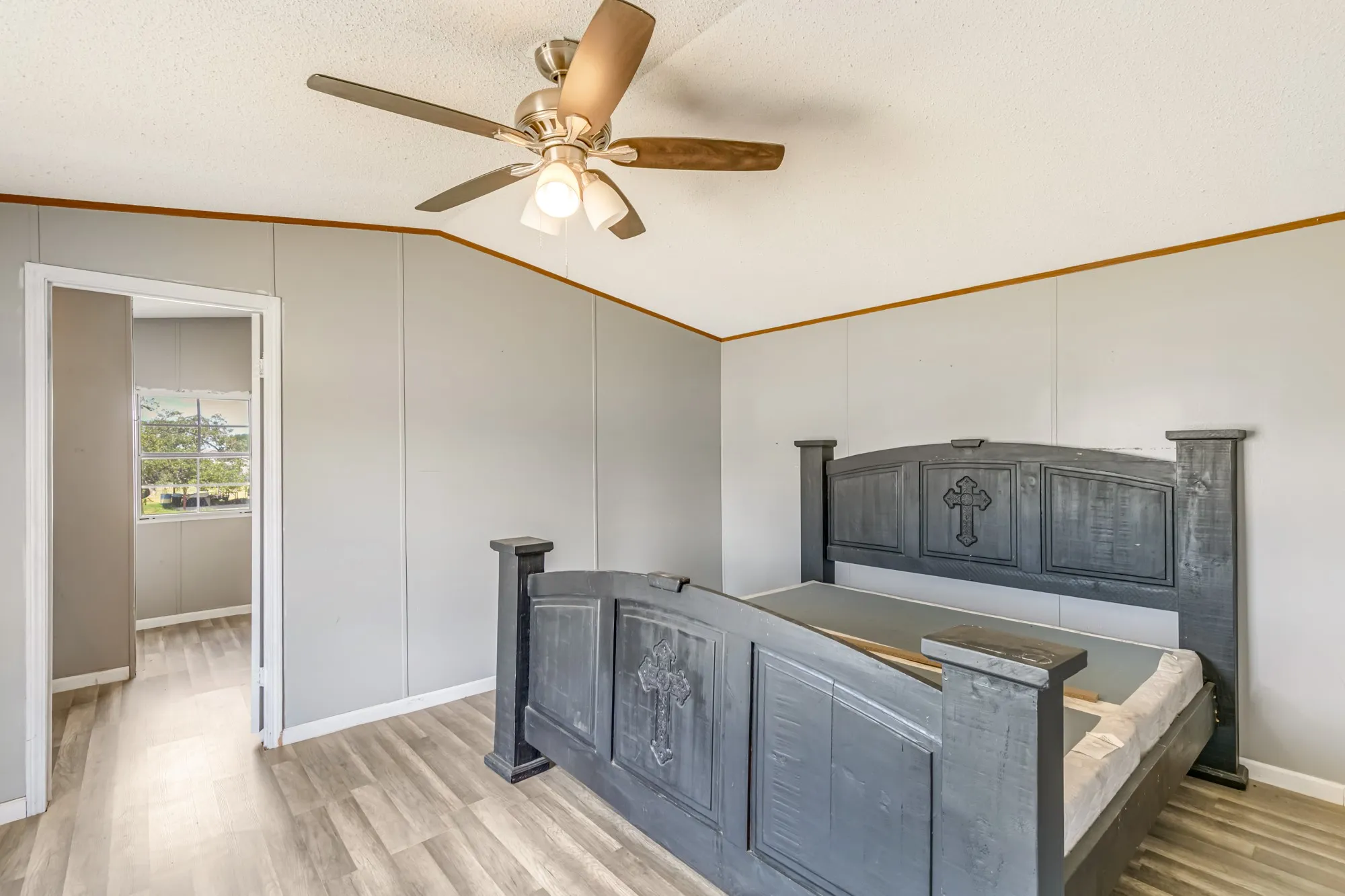 Mobile Home For Sale in Parker County , 206 Creekview Meadows Court, Springtown, Texas 76082, 3 Bedroom, 2 Bathroom, Garage spaces, 1,216 Sqft, built in 2001, mls#21380408, Real Estate Agent in Springtown, Homes For Sale in Parker county, Homes For Sale in Springtown, Realtor in Springtown Texas, Real Estate Brokerage Independent Realty Texas, Luminita Cordes Realtor