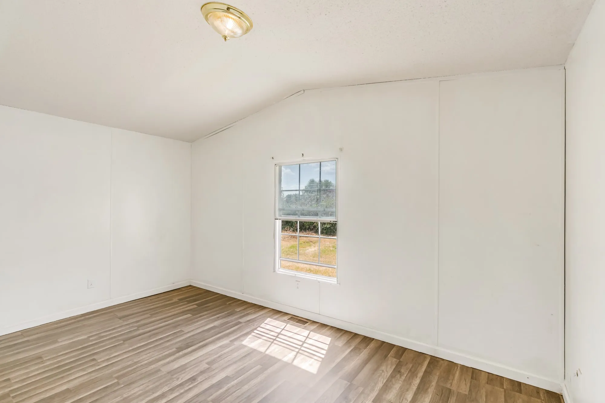 Mobile Home For Sale in Parker County , 206 Creekview Meadows Court, Springtown, Texas 76082, 3 Bedroom, 2 Bathroom, Garage spaces, 1,216 Sqft, built in 2001, mls#21380408, Real Estate Agent in Springtown, Homes For Sale in Parker county, Homes For Sale in Springtown, Realtor in Springtown Texas, Real Estate Brokerage Independent Realty Texas, Luminita Cordes Realtor