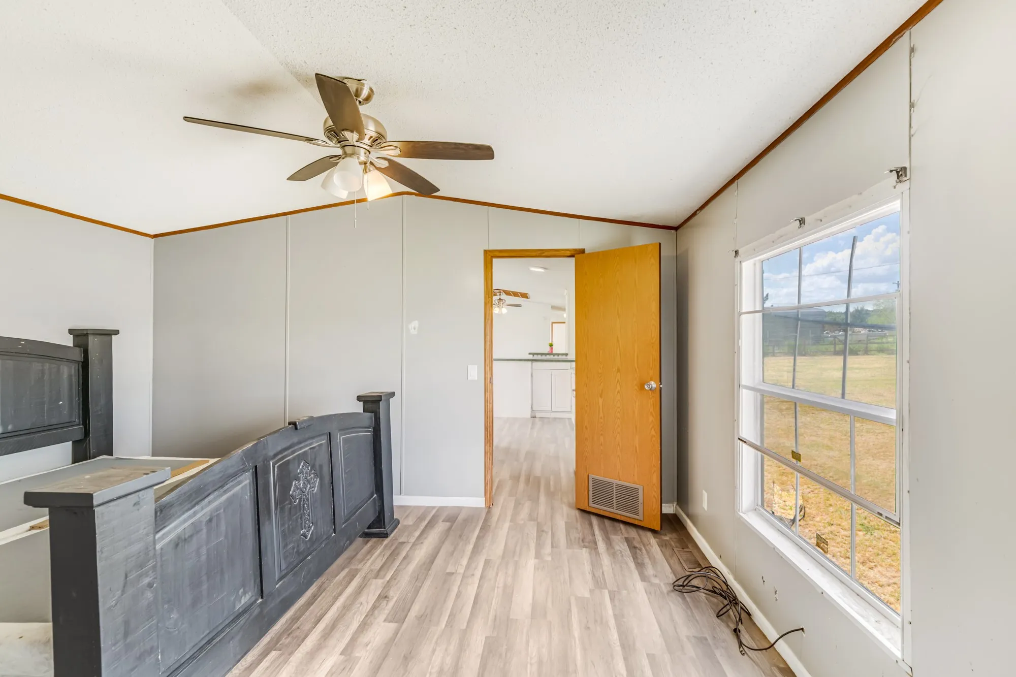 Mobile Home For Sale in Parker County , 206 Creekview Meadows Court, Springtown, Texas 76082, 3 Bedroom, 2 Bathroom, Garage spaces, 1,216 Sqft, built in 2001, mls#21380408, Real Estate Agent in Springtown, Homes For Sale in Parker county, Homes For Sale in Springtown, Realtor in Springtown Texas, Real Estate Brokerage Independent Realty Texas, Luminita Cordes Realtor