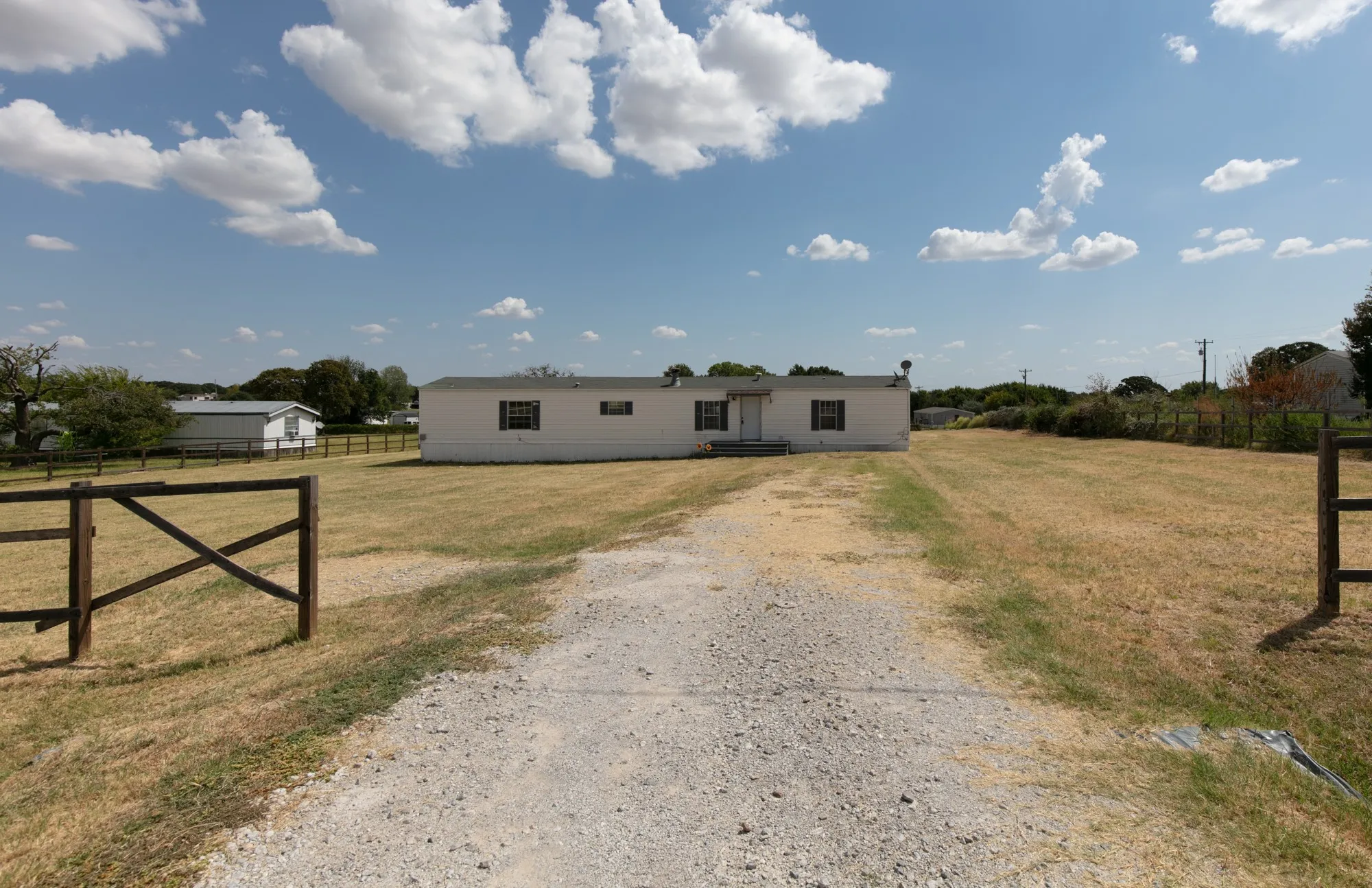 Mobile Home For Sale in Parker County , 206 Creekview Meadows Court, Springtown, Texas 76082, 3 Bedroom, 2 Bathroom, Garage spaces, 1,216 Sqft, built in 2001, mls#21380408, Real Estate Agent in Springtown, Homes For Sale in Parker county, Homes For Sale in Springtown, Realtor in Springtown Texas, Real Estate Brokerage Independent Realty Texas, Luminita Cordes Realtor