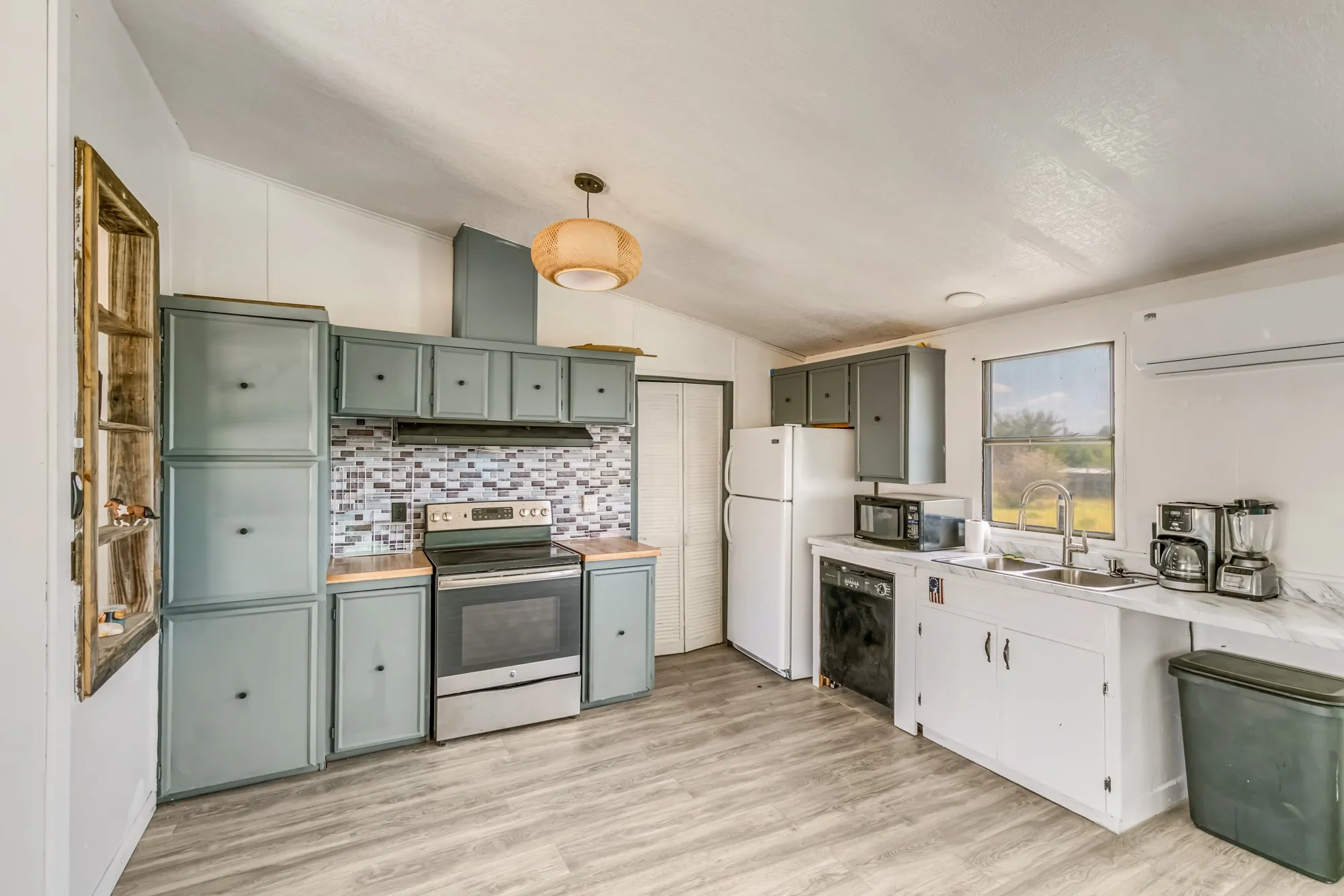 Mobile Home For Sale in Parker County , 206 Creekview Meadows Court, Springtown, Texas 76082, 3 Bedroom, 2 Bathroom, Garage spaces, 1,216 Sqft, built in 2001, mls#21380408, Real Estate Agent in Springtown, Homes For Sale in Parker county, Homes For Sale in Springtown, Realtor in Springtown Texas, Real Estate Brokerage Independent Realty Texas, Luminita Cordes Realtor