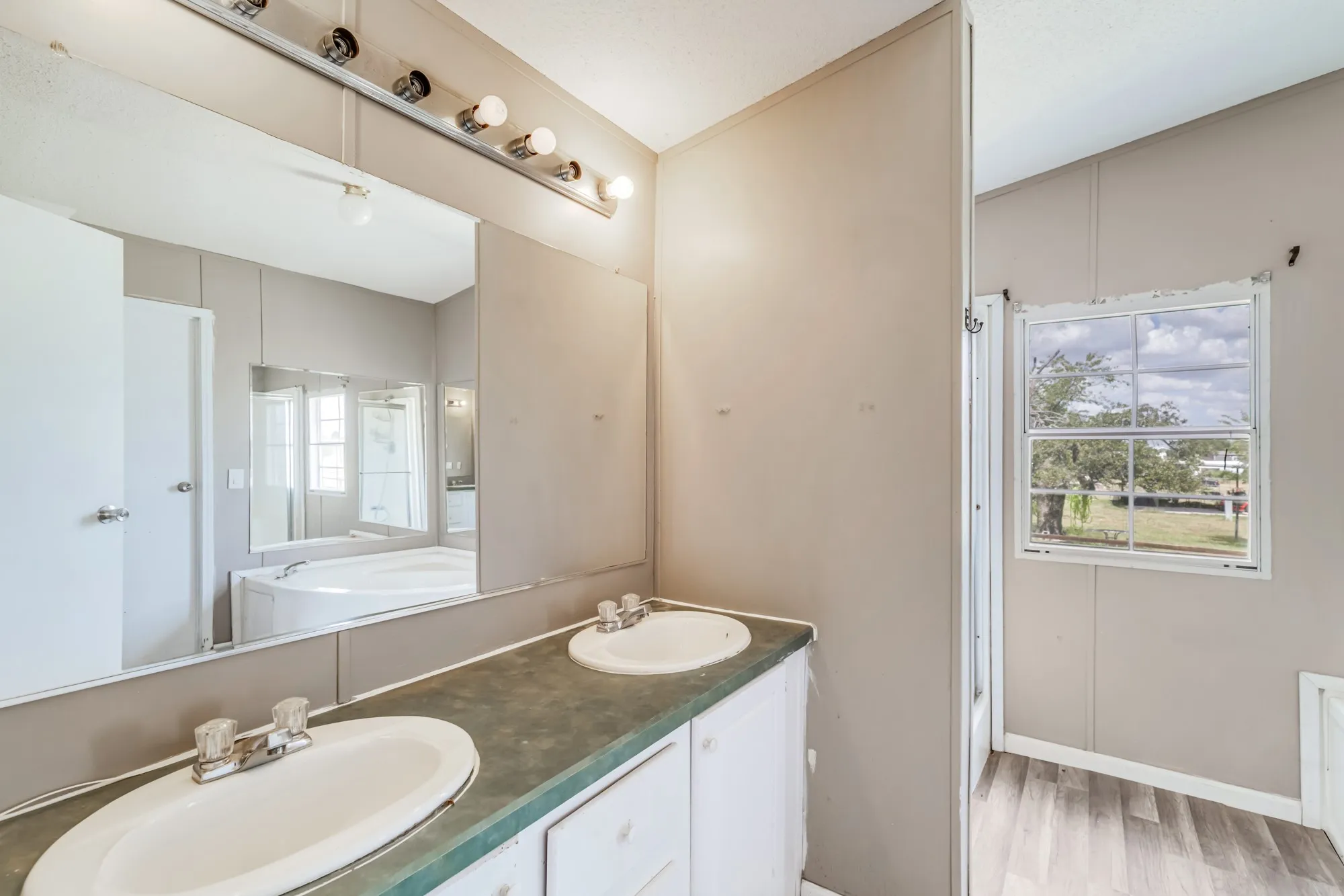 Mobile Home For Sale in Parker County , 206 Creekview Meadows Court, Springtown, Texas 76082, 3 Bedroom, 2 Bathroom, Garage spaces, 1,216 Sqft, built in 2001, mls#21380408, Real Estate Agent in Springtown, Homes For Sale in Parker county, Homes For Sale in Springtown, Realtor in Springtown Texas, Real Estate Brokerage Independent Realty Texas, Luminita Cordes Realtor