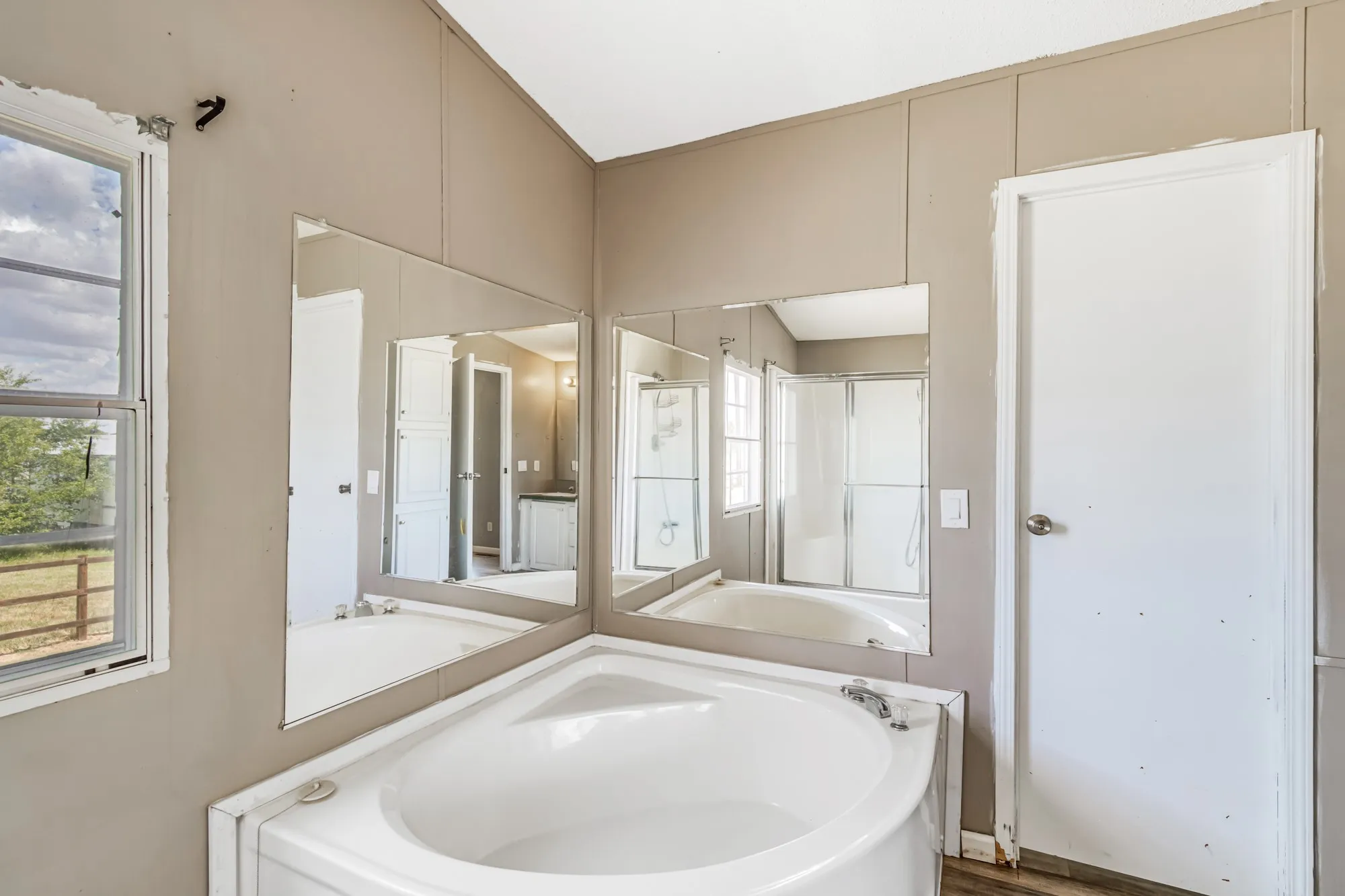 Mobile Home For Sale in Parker County , 206 Creekview Meadows Court, Springtown, Texas 76082, 3 Bedroom, 2 Bathroom, Garage spaces, 1,216 Sqft, built in 2001, mls#21380408, Real Estate Agent in Springtown, Homes For Sale in Parker county, Homes For Sale in Springtown, Realtor in Springtown Texas, Real Estate Brokerage Independent Realty Texas, Luminita Cordes Realtor