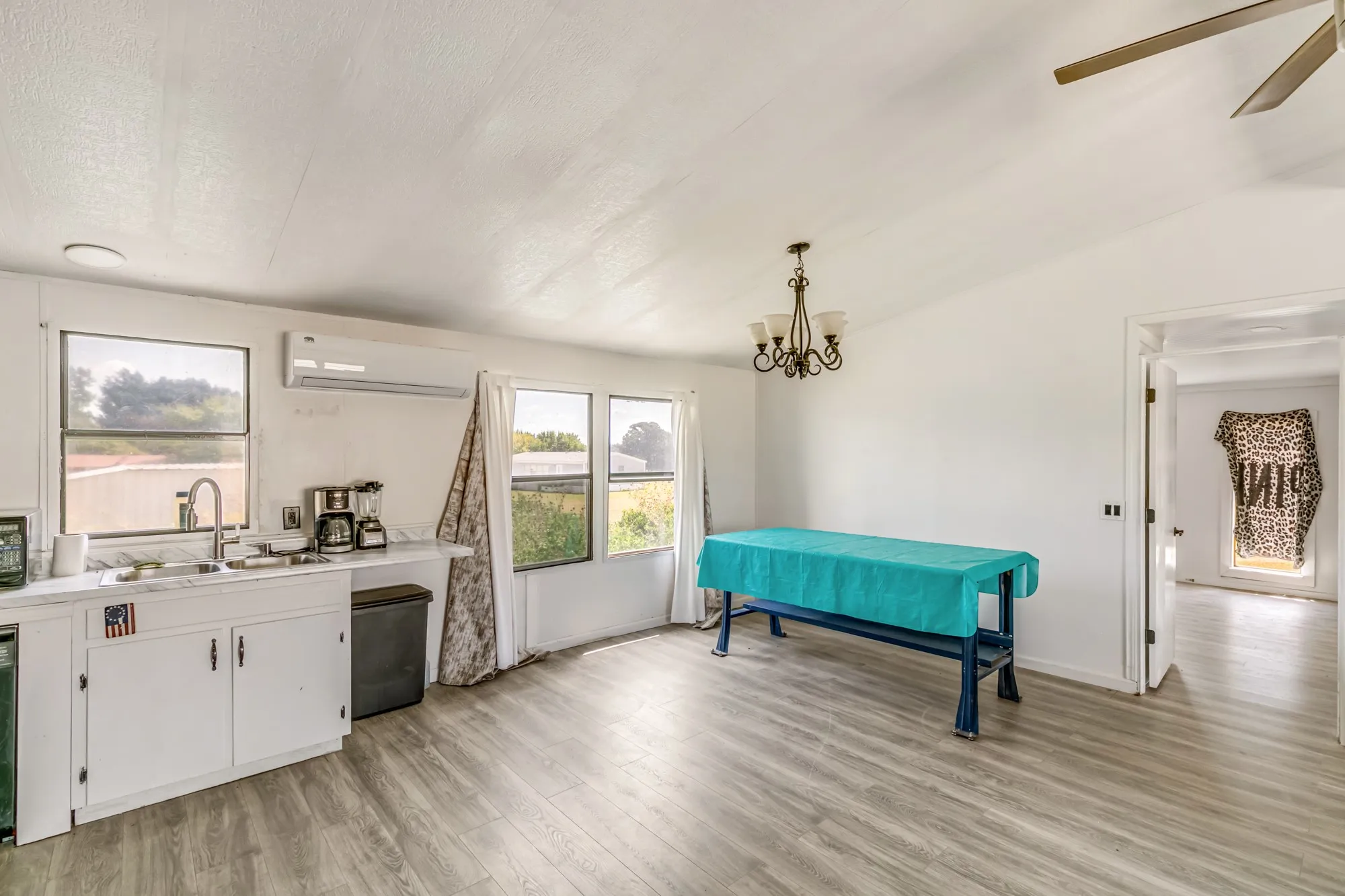 Mobile Home For Sale in Parker County , 206 Creekview Meadows Court, Springtown, Texas 76082, 3 Bedroom, 2 Bathroom, Garage spaces, 1,216 Sqft, built in 2001, mls#21380408, Real Estate Agent in Springtown, Homes For Sale in Parker county, Homes For Sale in Springtown, Realtor in Springtown Texas, Real Estate Brokerage Independent Realty Texas, Luminita Cordes Realtor