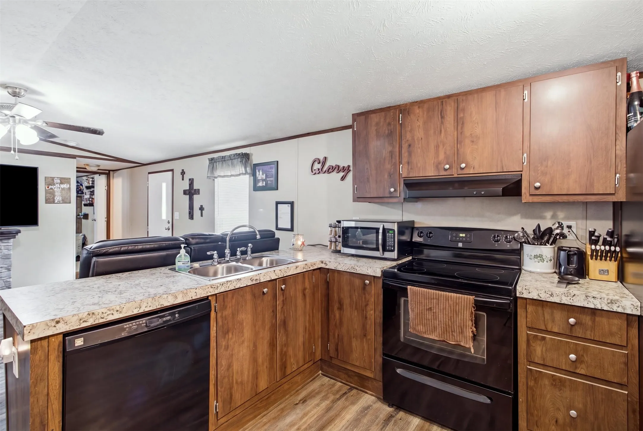 Manufactured Home For Sale in Henderson County , 182 Big Chief Drive, Gun Barrel City, Texas 75156, 2 Bedroom, 2 Bathroom, Garage spaces, 900 Sqft, built in 2018, mls#21372195, Real Estate Agent in Gun Barrel City, Homes For Sale in Henderson county, Homes For Sale in Gun Barrel City, Realtor in Gun Barrel City Texas, Real Estate Brokerage Independent Realty Texas, Luminita Cordes Realtor