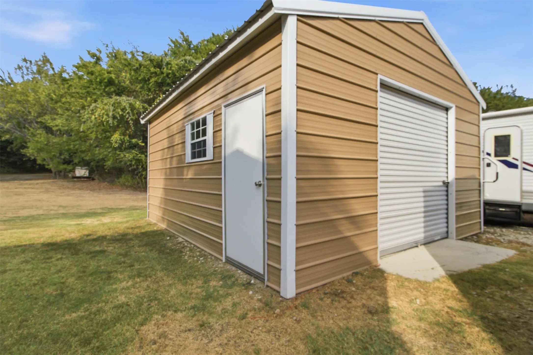 Manufactured Home For Sale in Henderson County , 182 Big Chief Drive, Gun Barrel City, Texas 75156, 2 Bedroom, 2 Bathroom, Garage spaces, 900 Sqft, built in 2018, mls#21372195, Real Estate Agent in Gun Barrel City, Homes For Sale in Henderson county, Homes For Sale in Gun Barrel City, Realtor in Gun Barrel City Texas, Real Estate Brokerage Independent Realty Texas, Luminita Cordes Realtor