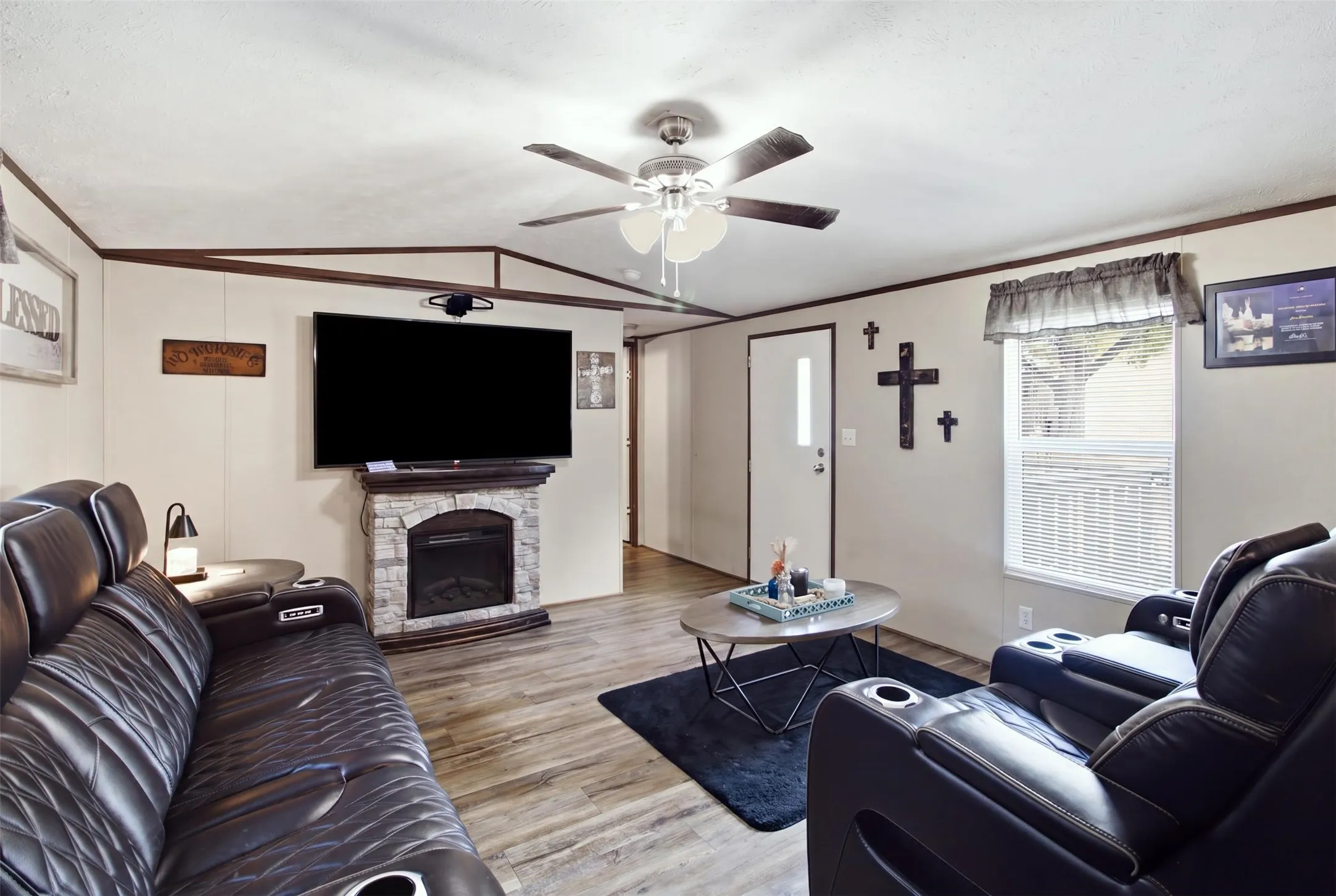 Manufactured Home For Sale in Henderson County , 182 Big Chief Drive, Gun Barrel City, Texas 75156, 2 Bedroom, 2 Bathroom, Garage spaces, 900 Sqft, built in 2018, mls#21372195, Real Estate Agent in Gun Barrel City, Homes For Sale in Henderson county, Homes For Sale in Gun Barrel City, Realtor in Gun Barrel City Texas, Real Estate Brokerage Independent Realty Texas, Luminita Cordes Realtor