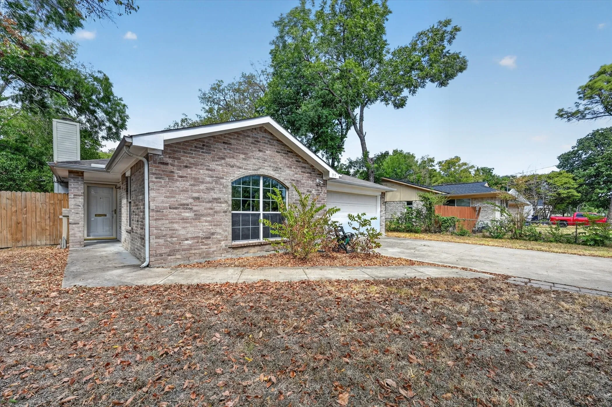 Single Family Residence For Rent in Dallas County , 315 S Jefferson Street, Irving, Texas 75060, 3 Bedroom, 2 Bathroom, 2 Garage spaces, 1,472 Sqft, built in 2004, mls#21380407, Real Estate Agent in Irving, Homes For Rent in Dallas county, Homes For Rent in Irving, Realtor in Irving Texas, Real Estate Brokerage Independent Realty Texas, Luminita Cordes Realtor