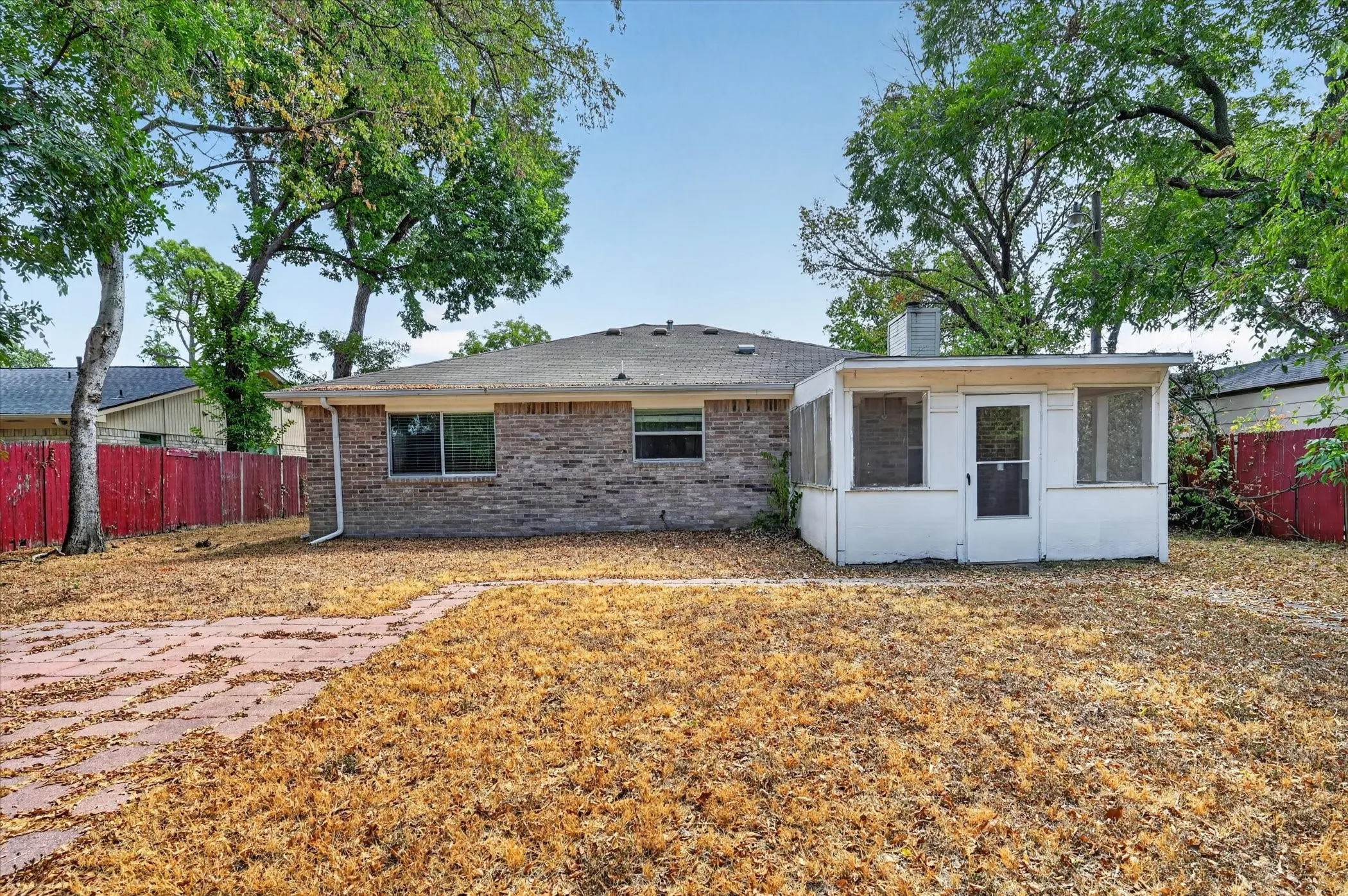 Single Family Residence For Rent in Dallas County , 315 S Jefferson Street, Irving, Texas 75060, 3 Bedroom, 2 Bathroom, 2 Garage spaces, 1,472 Sqft, built in 2004, mls#21380407, Real Estate Agent in Irving, Homes For Rent in Dallas county, Homes For Rent in Irving, Realtor in Irving Texas, Real Estate Brokerage Independent Realty Texas, Luminita Cordes Realtor