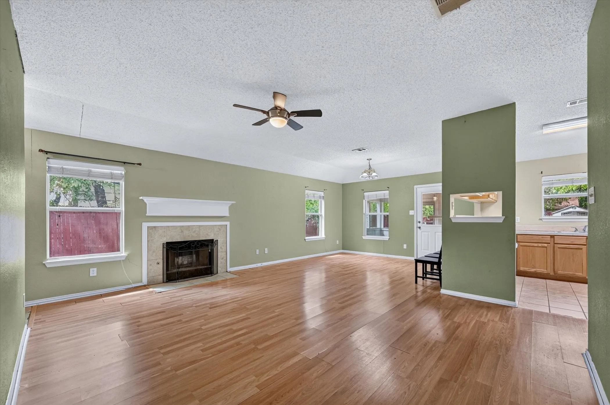 Single Family Residence For Rent in Dallas County , 315 S Jefferson Street, Irving, Texas 75060, 3 Bedroom, 2 Bathroom, 2 Garage spaces, 1,472 Sqft, built in 2004, mls#21380407, Real Estate Agent in Irving, Homes For Rent in Dallas county, Homes For Rent in Irving, Realtor in Irving Texas, Real Estate Brokerage Independent Realty Texas, Luminita Cordes Realtor