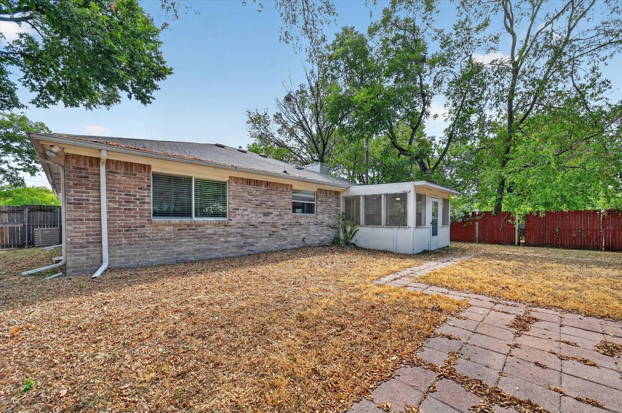 Single Family Residence For Rent in Dallas County , 315 S Jefferson Street, Irving, Texas 75060, 3 Bedroom, 2 Bathroom, 2 Garage spaces, 1,472 Sqft, built in 2004, mls#21380407, Real Estate Agent in Irving, Homes For Rent in Dallas county, Homes For Rent in Irving, Realtor in Irving Texas, Real Estate Brokerage Independent Realty Texas, Luminita Cordes Realtor