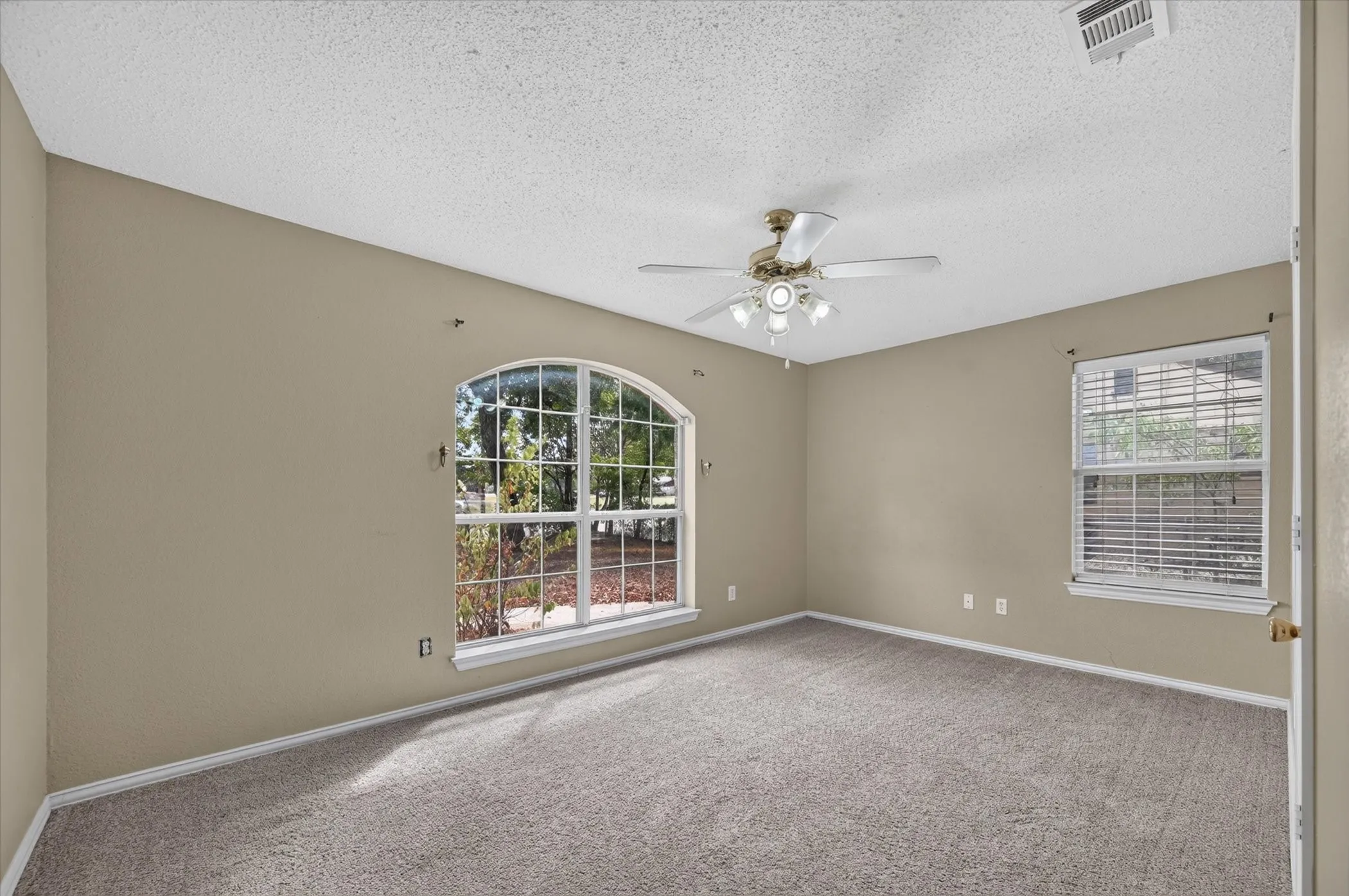 Single Family Residence For Rent in Dallas County , 315 S Jefferson Street, Irving, Texas 75060, 3 Bedroom, 2 Bathroom, 2 Garage spaces, 1,472 Sqft, built in 2004, mls#21380407, Real Estate Agent in Irving, Homes For Rent in Dallas county, Homes For Rent in Irving, Realtor in Irving Texas, Real Estate Brokerage Independent Realty Texas, Luminita Cordes Realtor