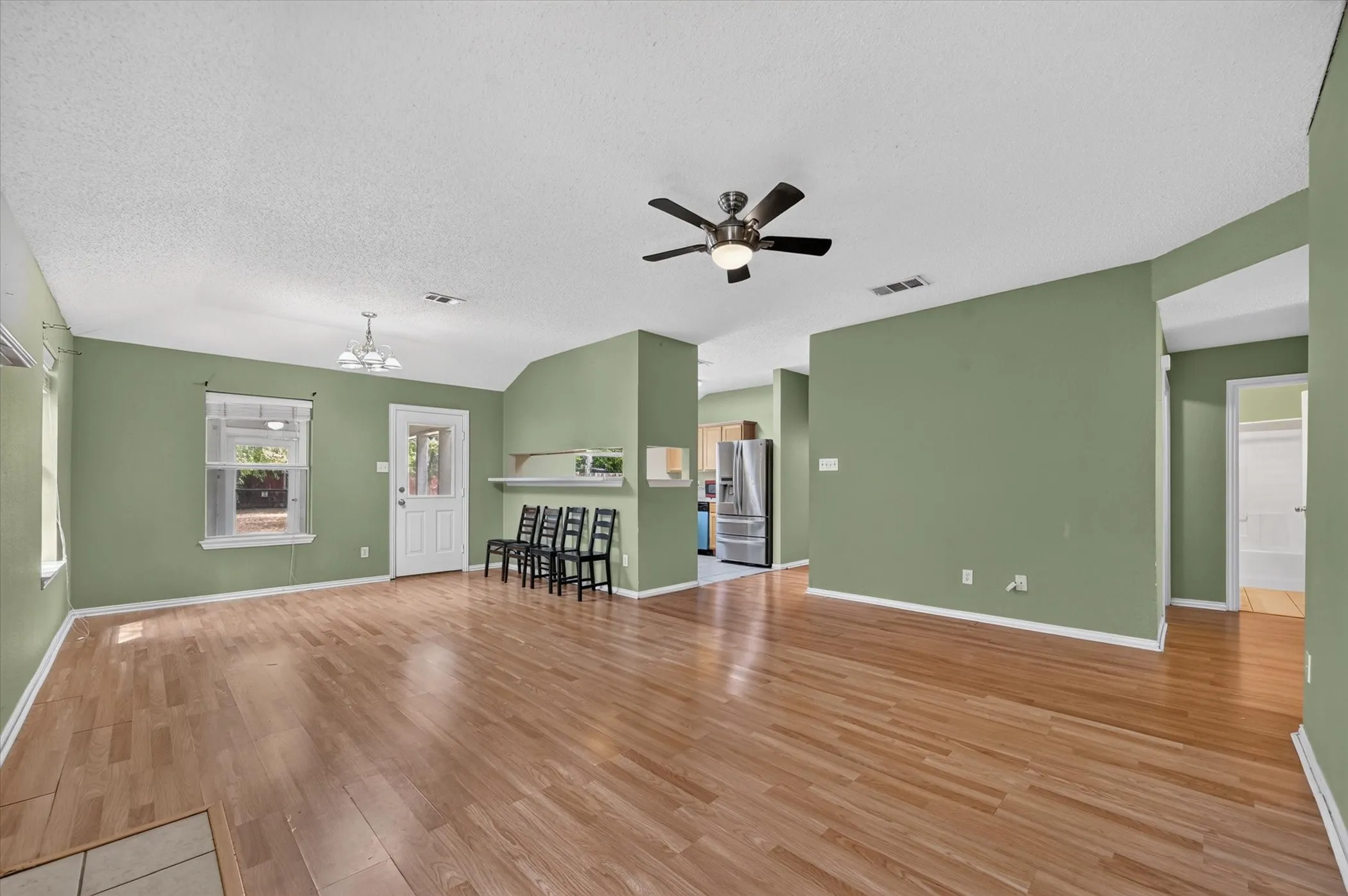 Single Family Residence For Rent in Dallas County , 315 S Jefferson Street, Irving, Texas 75060, 3 Bedroom, 2 Bathroom, 2 Garage spaces, 1,472 Sqft, built in 2004, mls#21380407, Real Estate Agent in Irving, Homes For Rent in Dallas county, Homes For Rent in Irving, Realtor in Irving Texas, Real Estate Brokerage Independent Realty Texas, Luminita Cordes Realtor