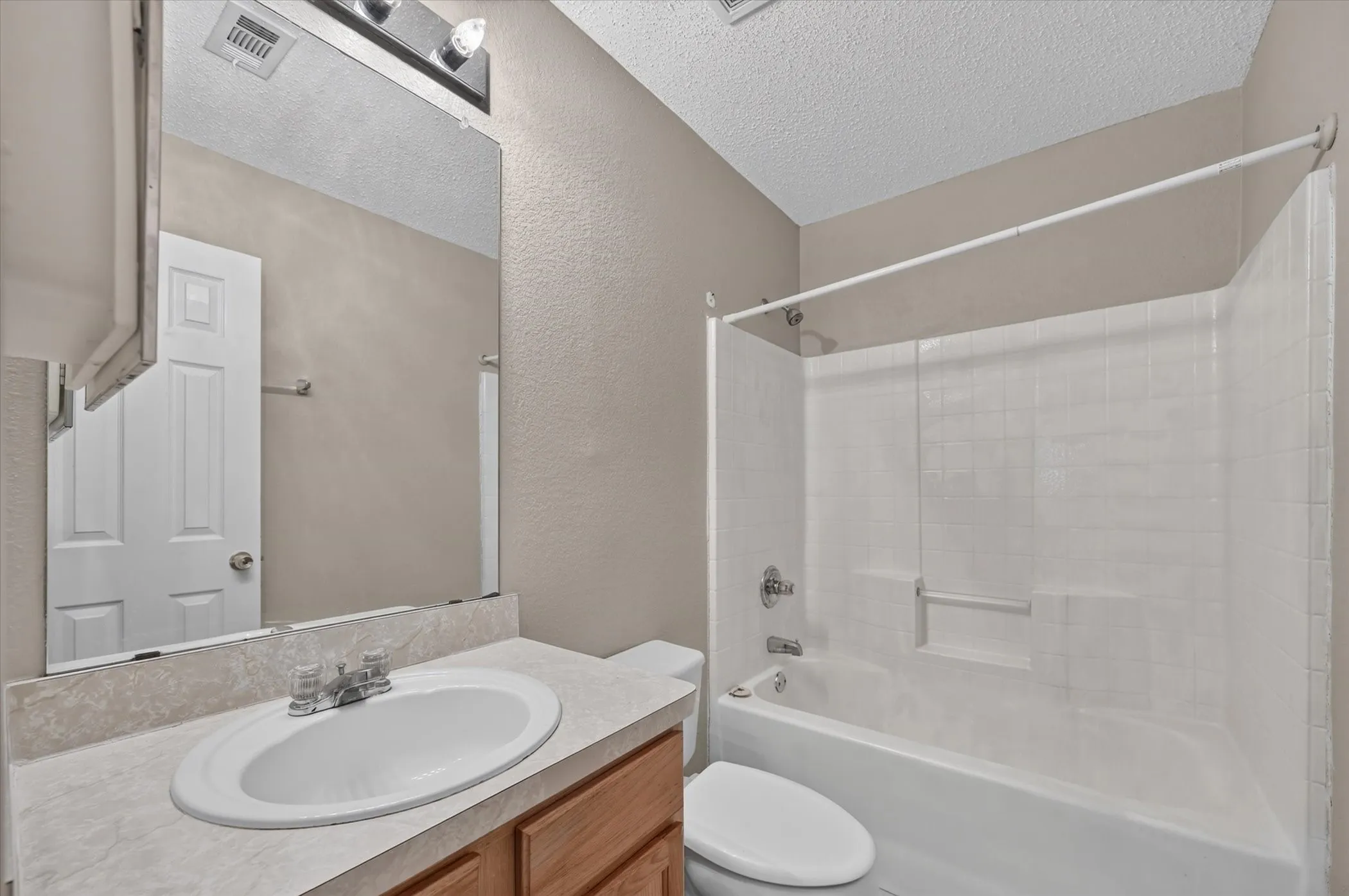 Single Family Residence For Rent in Dallas County , 315 S Jefferson Street, Irving, Texas 75060, 3 Bedroom, 2 Bathroom, 2 Garage spaces, 1,472 Sqft, built in 2004, mls#21380407, Real Estate Agent in Irving, Homes For Rent in Dallas county, Homes For Rent in Irving, Realtor in Irving Texas, Real Estate Brokerage Independent Realty Texas, Luminita Cordes Realtor