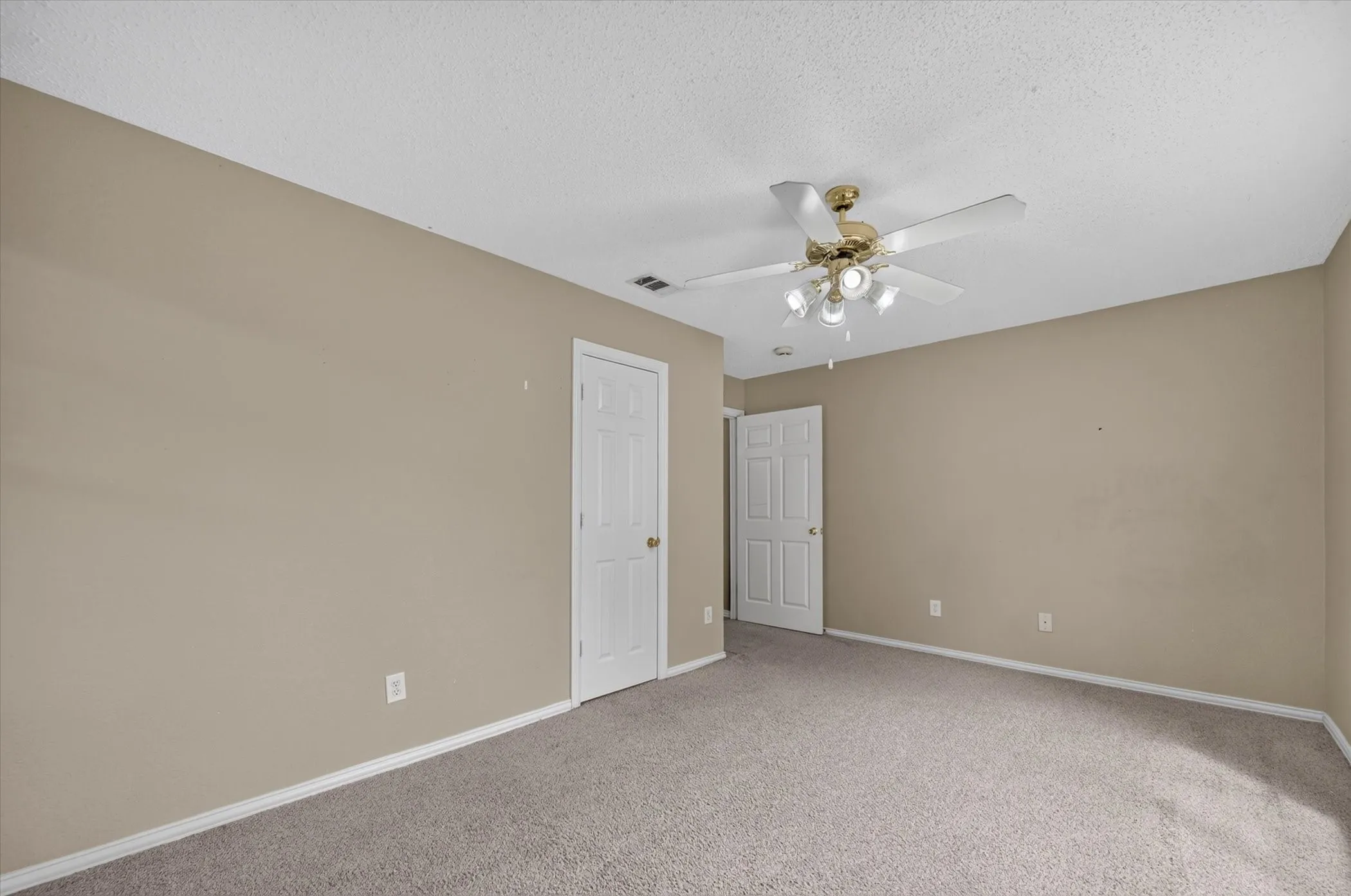 Single Family Residence For Rent in Dallas County , 315 S Jefferson Street, Irving, Texas 75060, 3 Bedroom, 2 Bathroom, 2 Garage spaces, 1,472 Sqft, built in 2004, mls#21380407, Real Estate Agent in Irving, Homes For Rent in Dallas county, Homes For Rent in Irving, Realtor in Irving Texas, Real Estate Brokerage Independent Realty Texas, Luminita Cordes Realtor