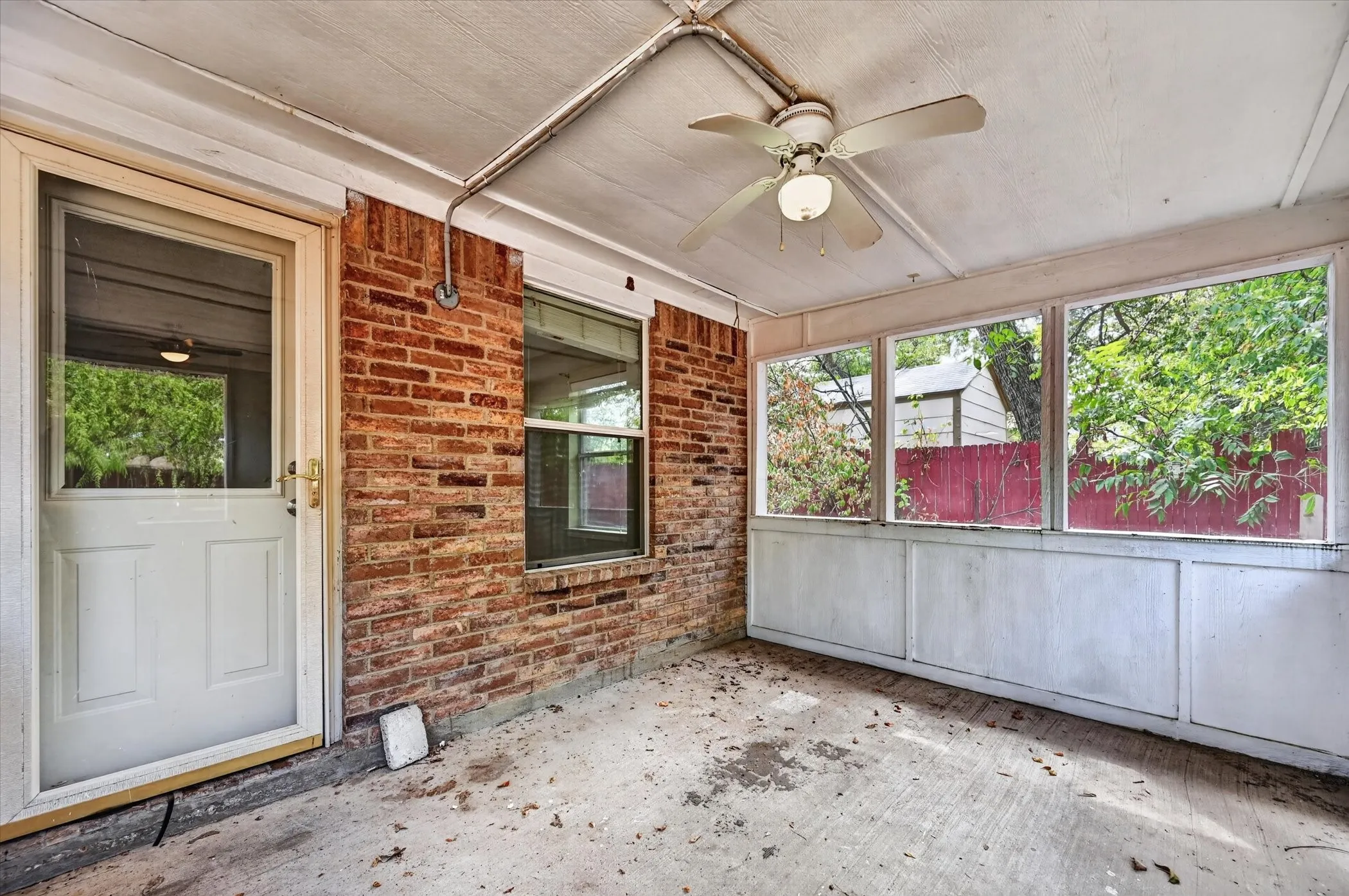 Single Family Residence For Rent in Dallas County , 315 S Jefferson Street, Irving, Texas 75060, 3 Bedroom, 2 Bathroom, 2 Garage spaces, 1,472 Sqft, built in 2004, mls#21380407, Real Estate Agent in Irving, Homes For Rent in Dallas county, Homes For Rent in Irving, Realtor in Irving Texas, Real Estate Brokerage Independent Realty Texas, Luminita Cordes Realtor