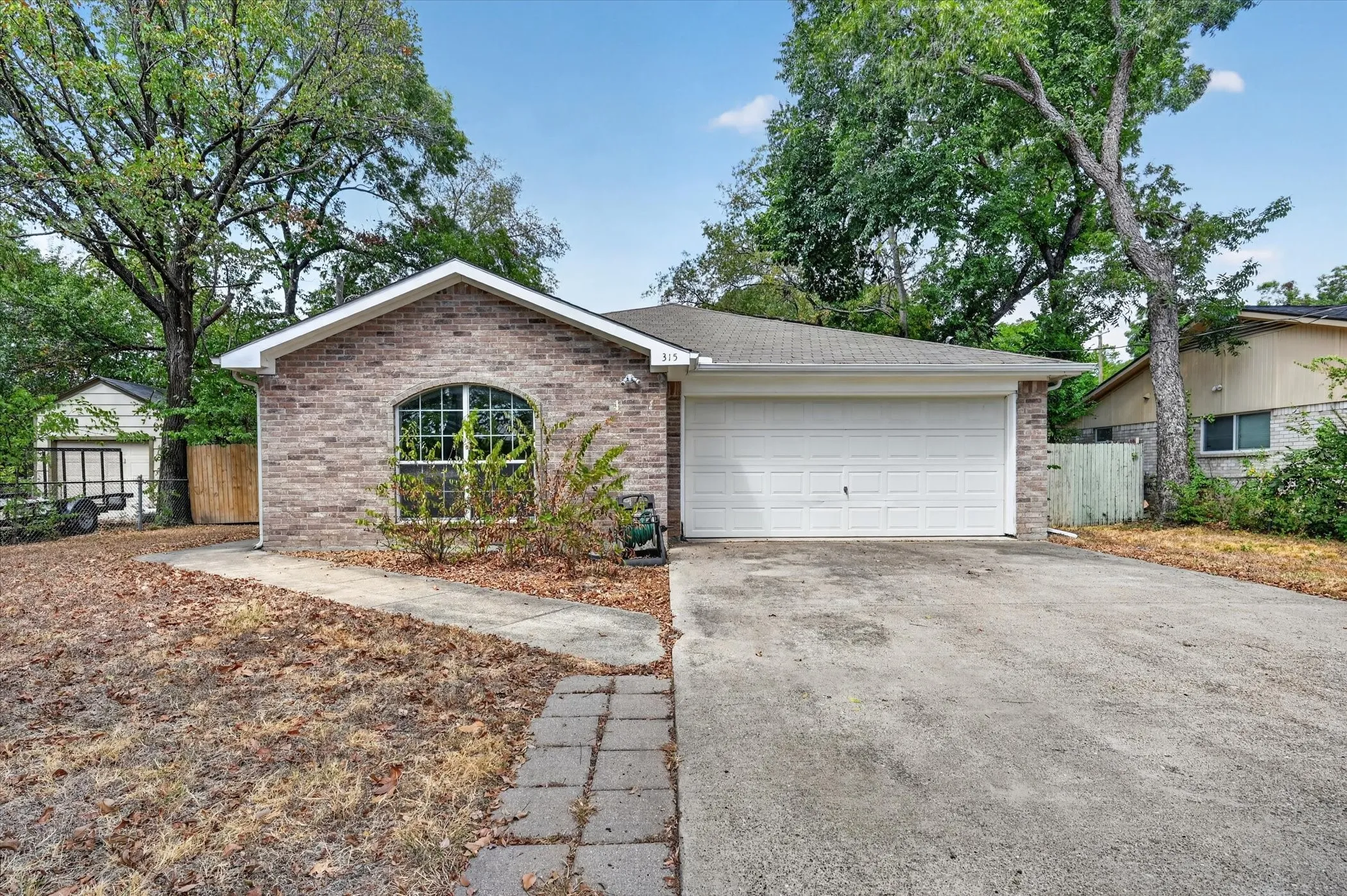 Single Family Residence For Rent in Dallas County , 315 S Jefferson Street, Irving, Texas 75060, 3 Bedroom, 2 Bathroom, 2 Garage spaces, 1,472 Sqft, built in 2004, mls#21380407, Real Estate Agent in Irving, Homes For Rent in Dallas county, Homes For Rent in Irving, Realtor in Irving Texas, Real Estate Brokerage Independent Realty Texas, Luminita Cordes Realtor
