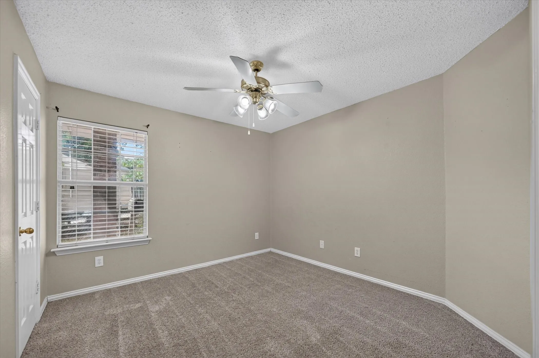Single Family Residence For Rent in Dallas County , 315 S Jefferson Street, Irving, Texas 75060, 3 Bedroom, 2 Bathroom, 2 Garage spaces, 1,472 Sqft, built in 2004, mls#21380407, Real Estate Agent in Irving, Homes For Rent in Dallas county, Homes For Rent in Irving, Realtor in Irving Texas, Real Estate Brokerage Independent Realty Texas, Luminita Cordes Realtor